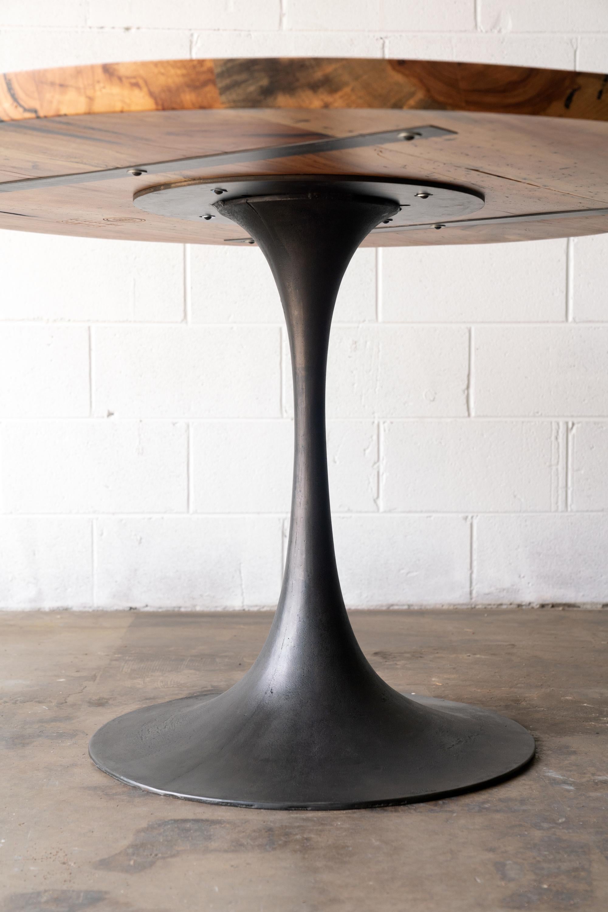 Table de salle à manger ronde à piédestal avec plateau en bois de pécan massif et base en fonte Amicalola en vente 2