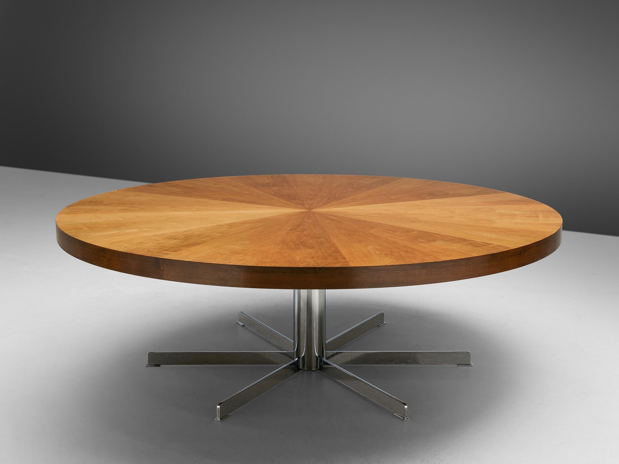 Round dining table, walnut, chrome, Italy, 1970s

Round dining or conference table with a tabletop in walnut. On a chrome pedestal with a six star foot the round top is resting. The walnut veneer is arranged geometric in a star-like look. With the