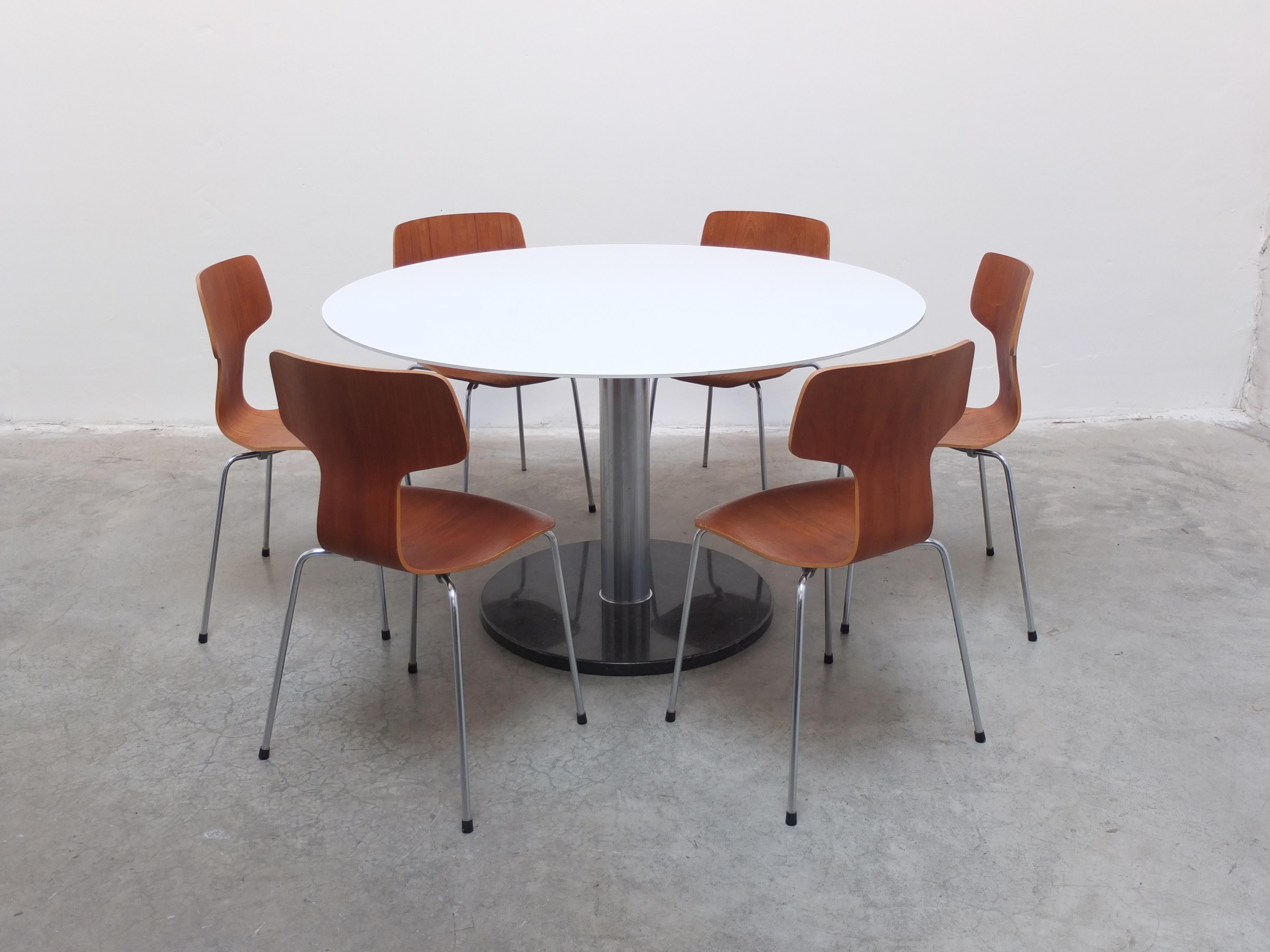 Table de salle à manger ronde à piédestal d'Alfred Hendrickx pour Belform, années 1960 5