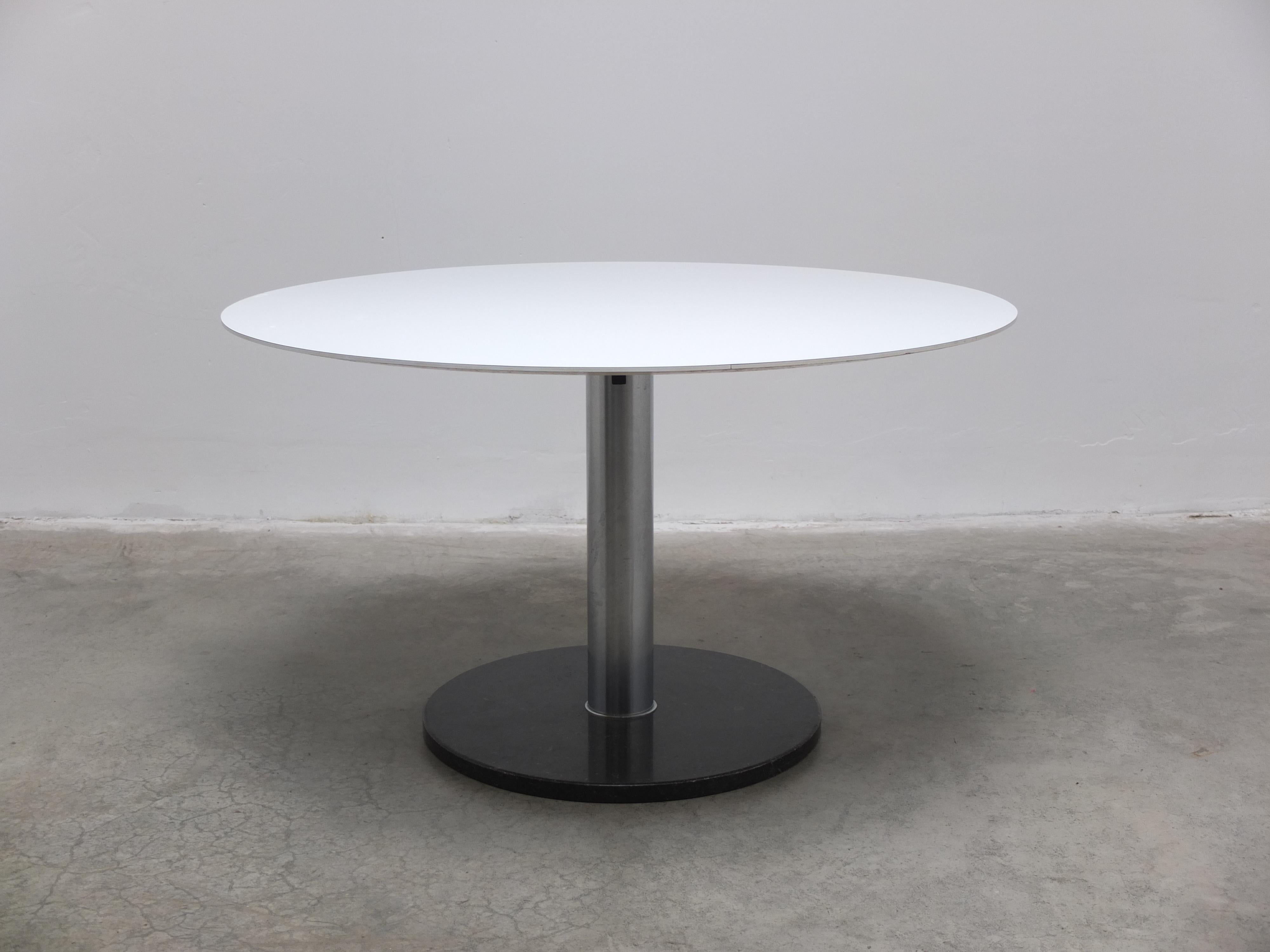 Table de salle à manger ronde conçue par Alfred Hendrickx pour Belform vers 1960. Ce modèle est doté d'un plateau en bois stratifié blanc qui repose sur un magnifique socle en marbre noir et chrome. Ce plateau est facile à utiliser et cette table