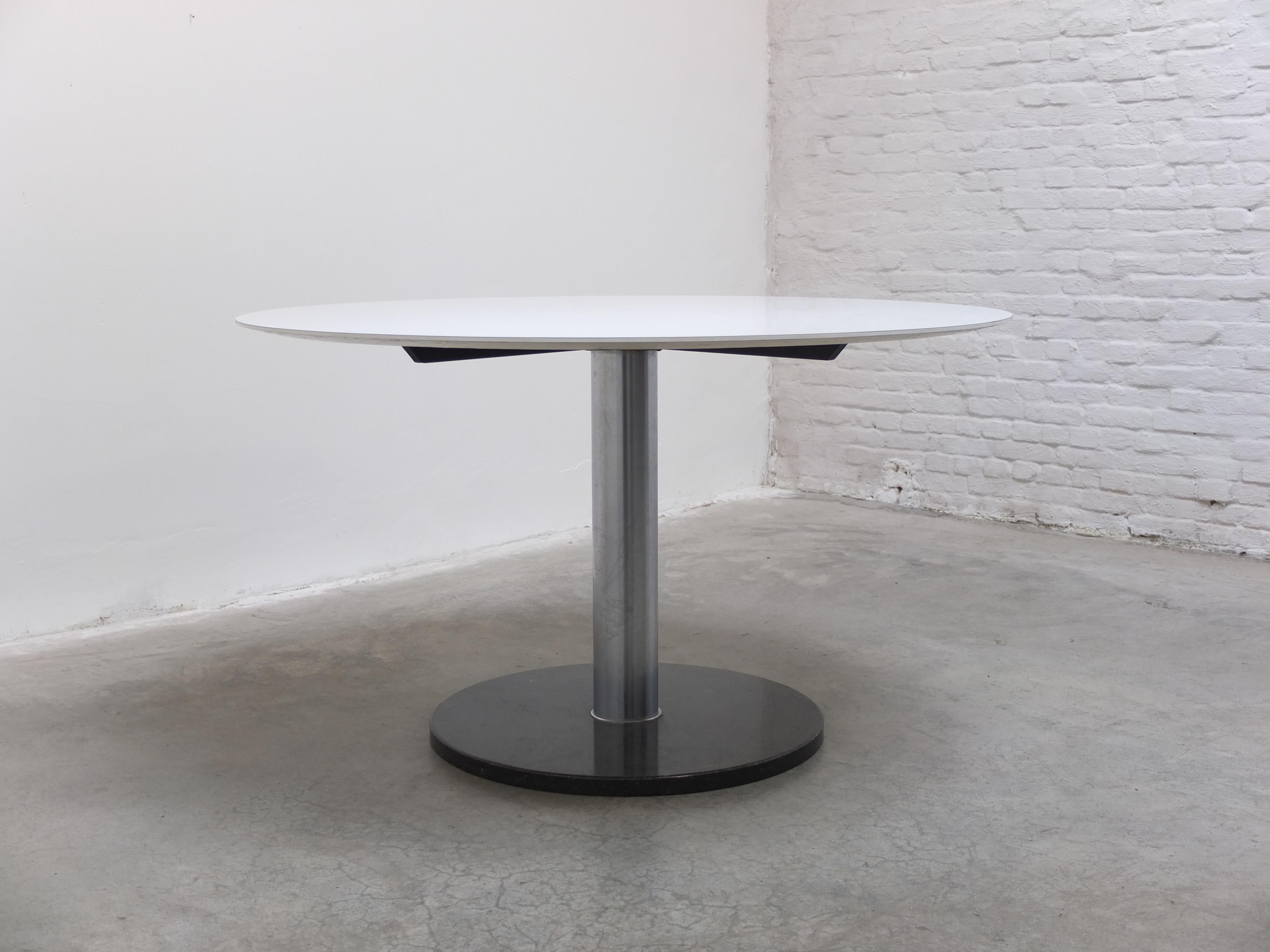 Table de salle à manger ronde à piédestal d'Alfred Hendrickx pour Belform, années 1960 Bon état à Antwerpen, VAN