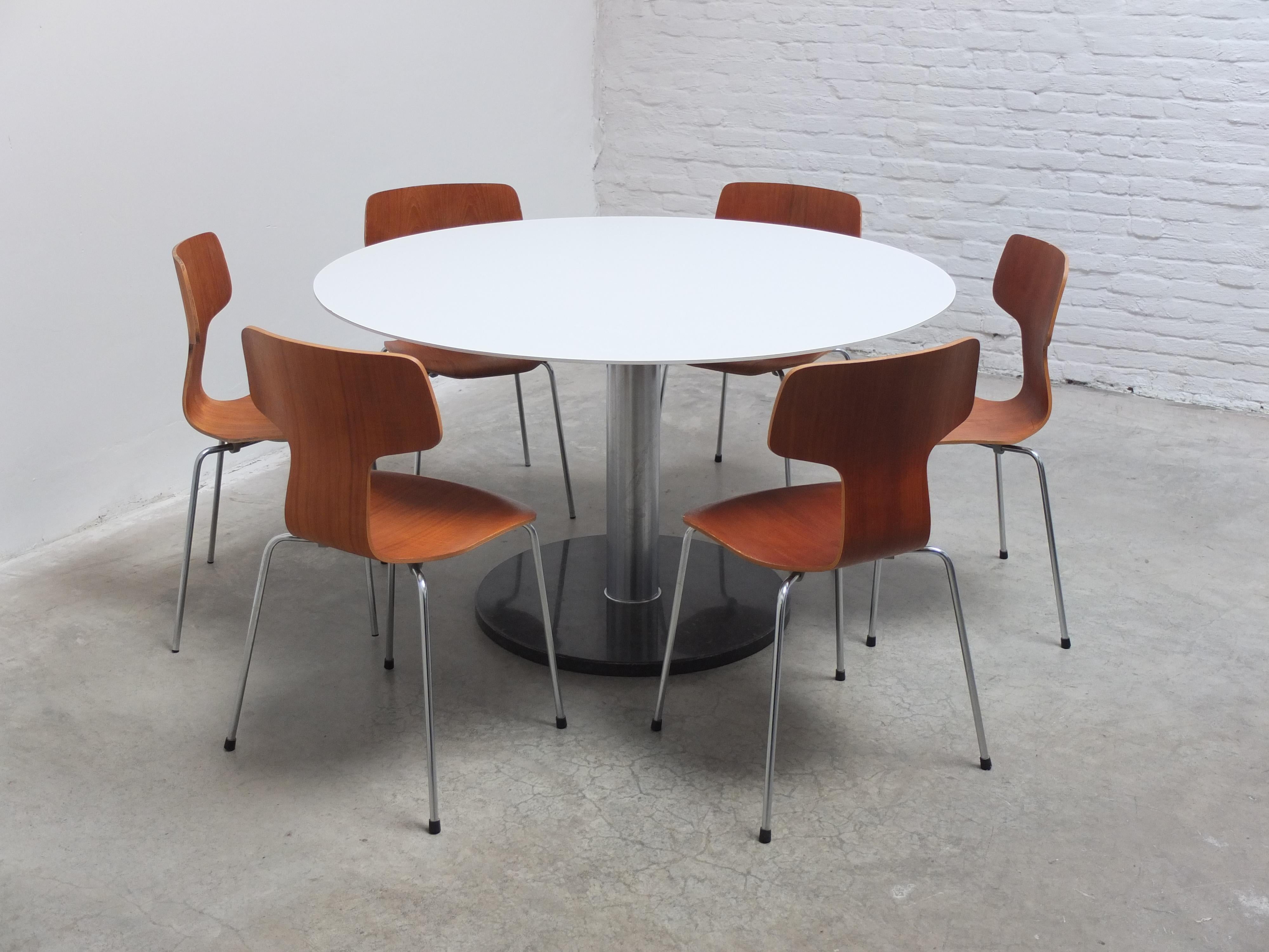 Table de salle à manger ronde à piédestal d'Alfred Hendrickx pour Belform, années 1960 1