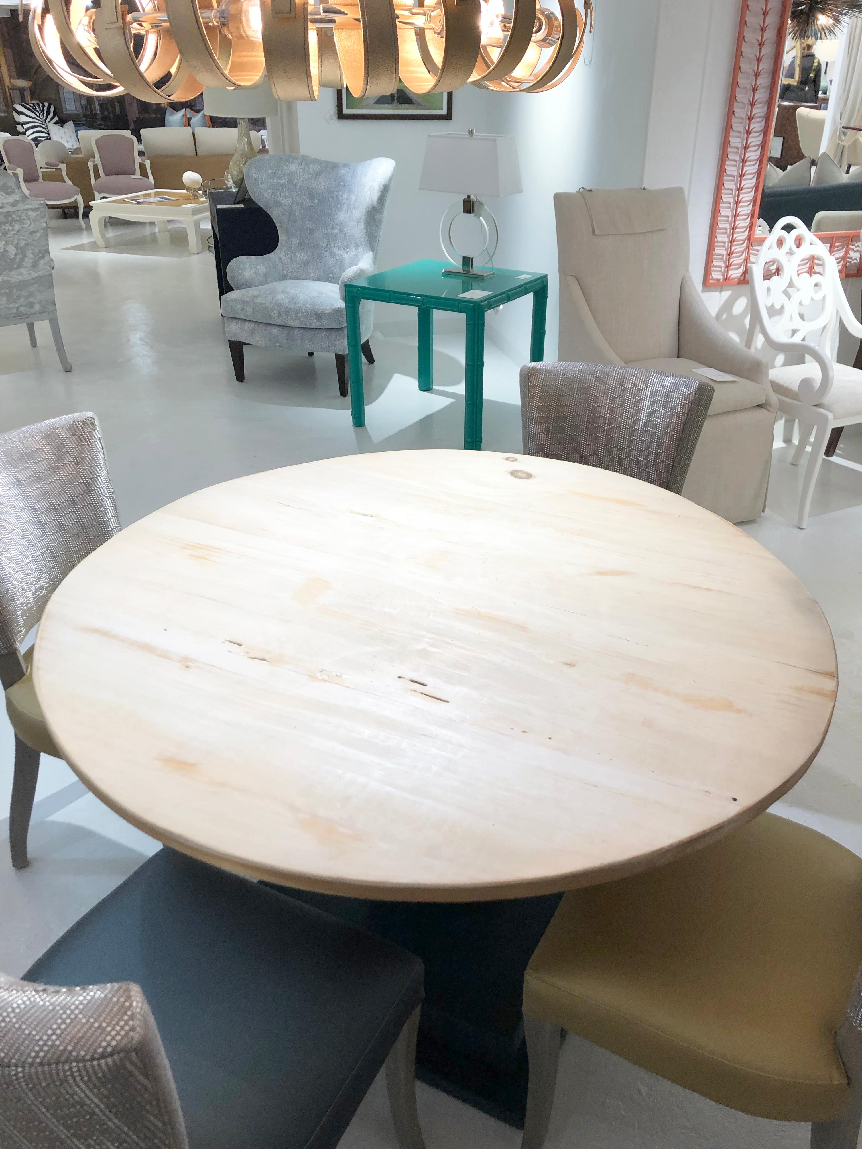 Round Pedestal Dining Table In Good Condition For Sale In Greenwich, CT