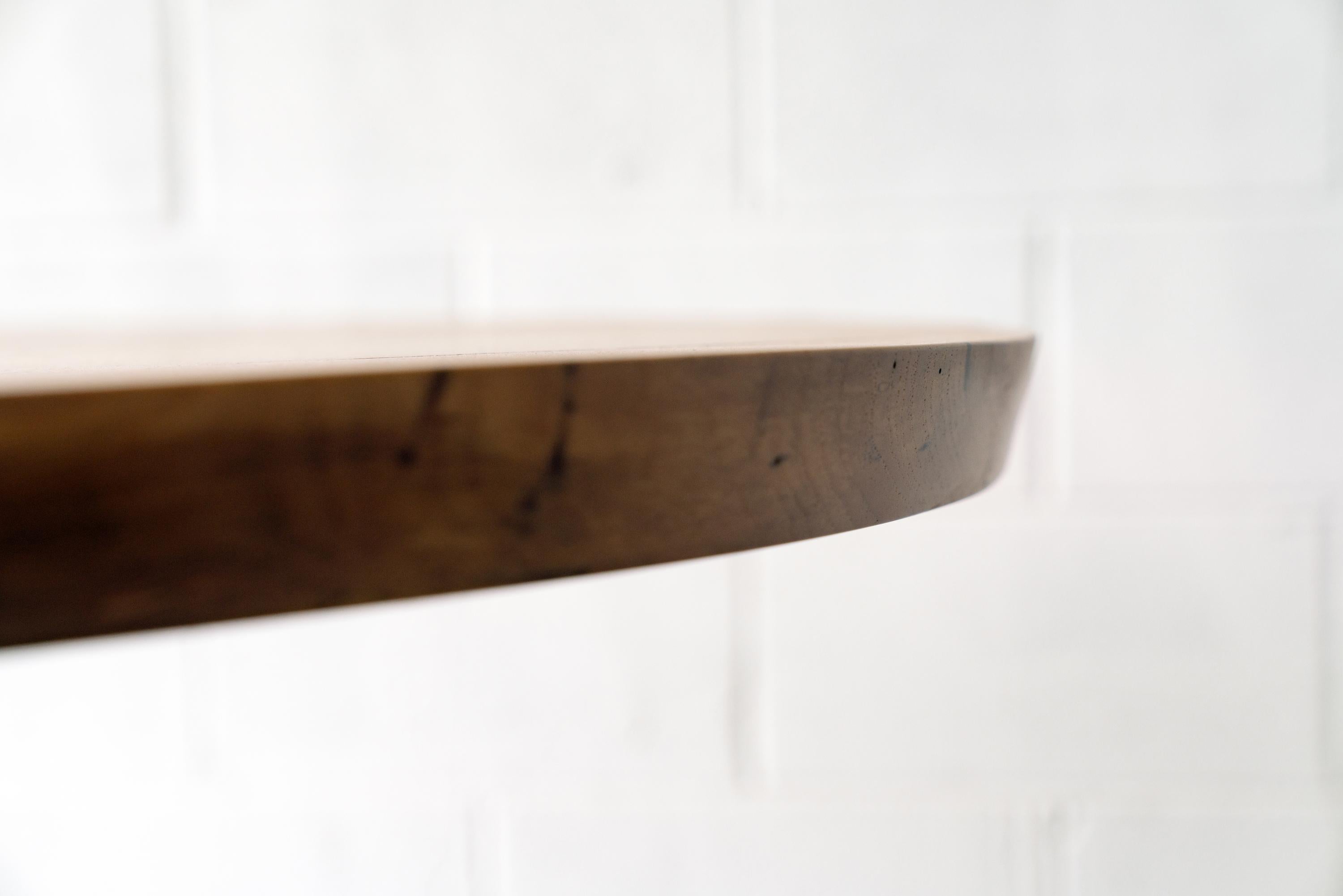 Moulage Table de salle à manger ronde à piédestal avec plateau en bois de pécan Spalted et base en fonte Amicalola en vente
