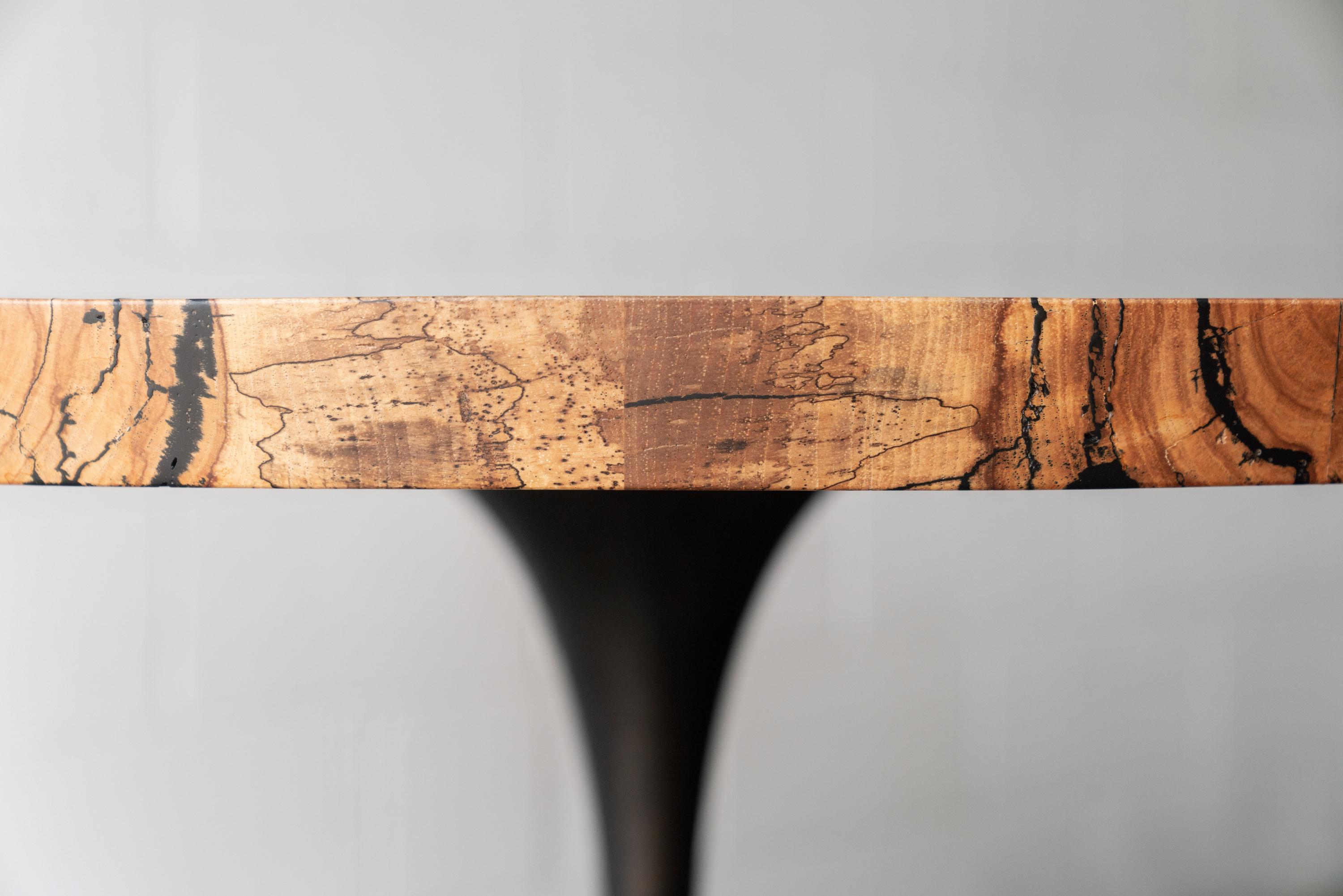 Table de salle à manger ronde à piédestal avec plateau en bois de pécan Spalted et base en fonte Amicalola Neuf - En vente à Birmingham, AL
