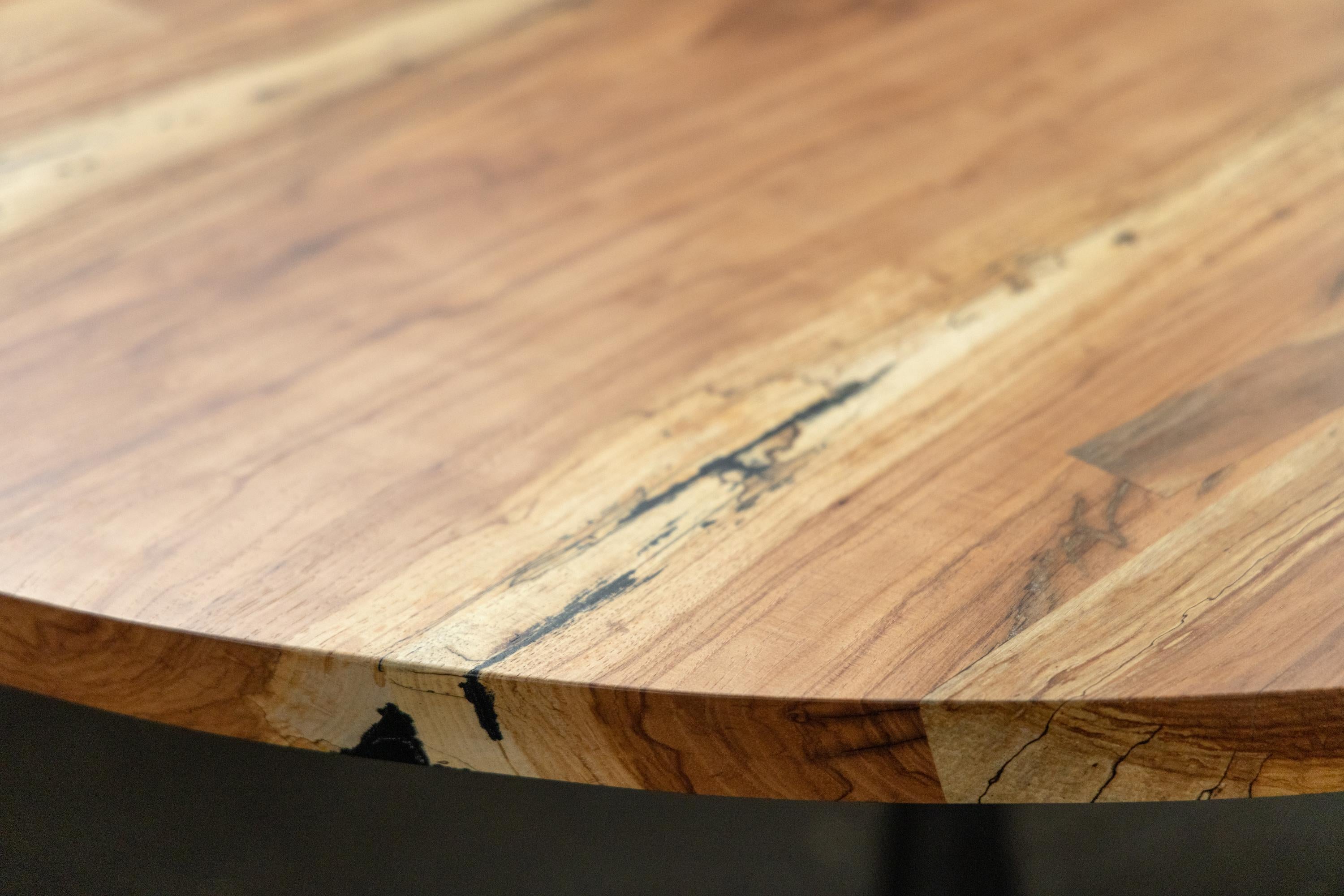 Runder Esstisch mit rundem Sockel und gespaltener Pekan-Holzplatte, Sockel aus Gusseisen und Amicalola im Angebot 1