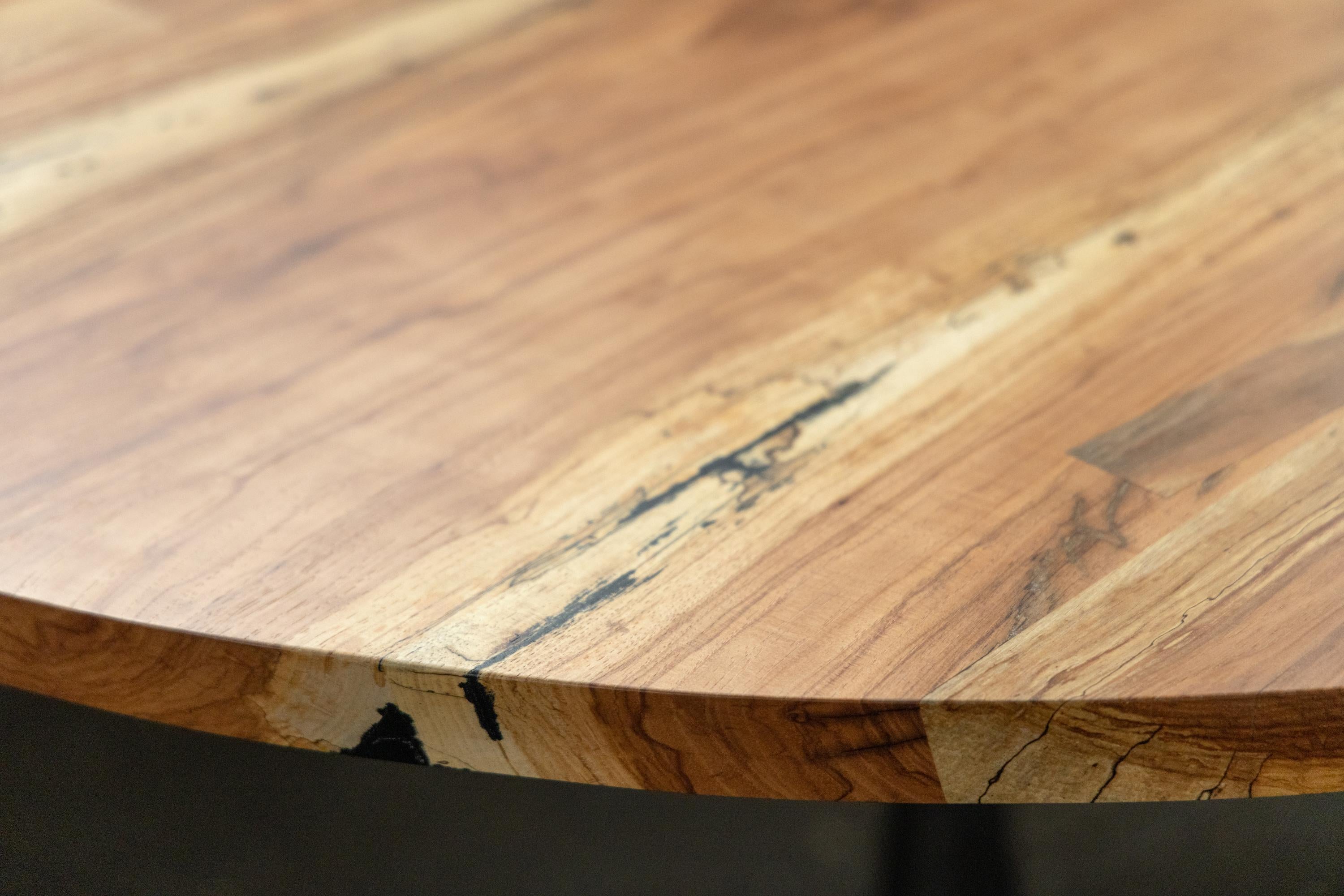 Table de salle à manger ronde à piédestal avec plateau en bois de pécan Spalted et base en fonte Amicalola en vente 1