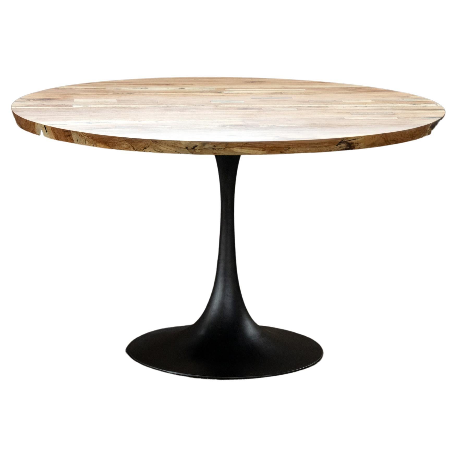 Table de salle à manger ronde à piédestal avec plateau en bois de pécan Spalted et base en fonte Amicalola