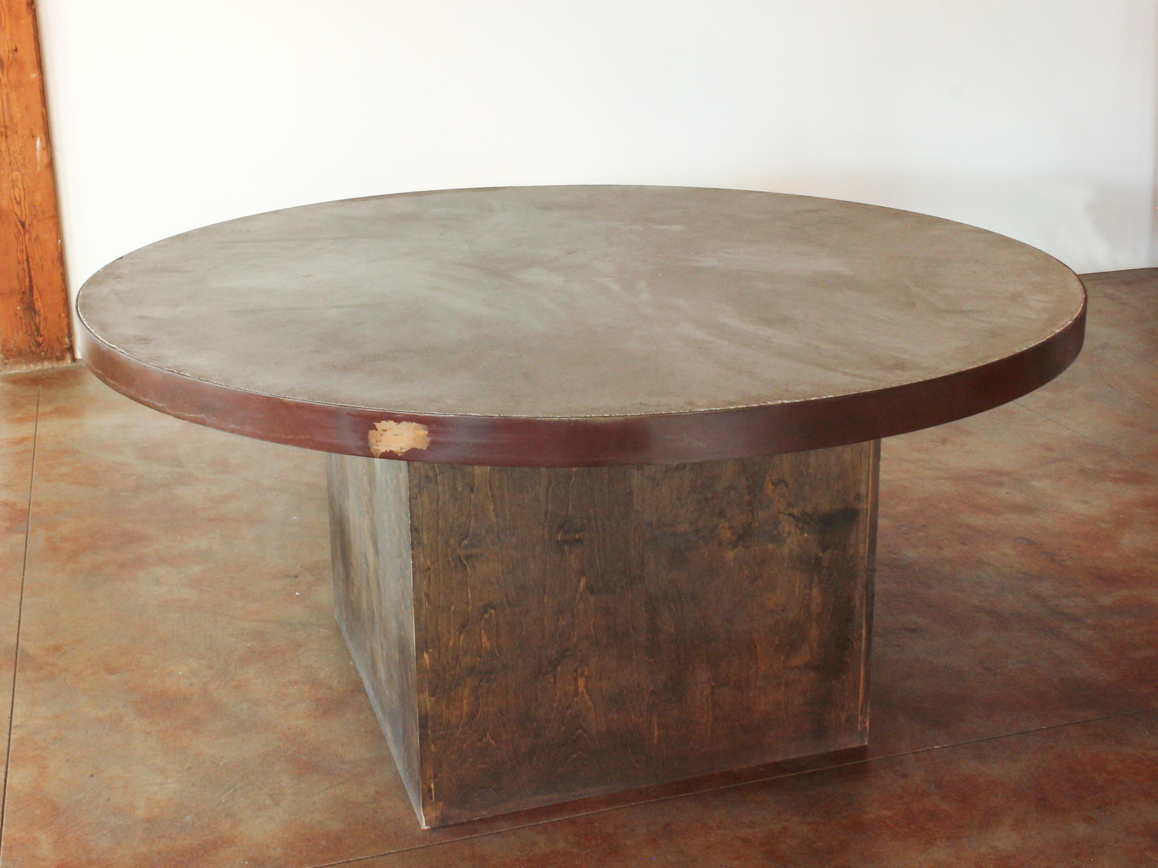 Runder Esstisch mit rundem Sockel und Betonplatte (Industriell) im Angebot