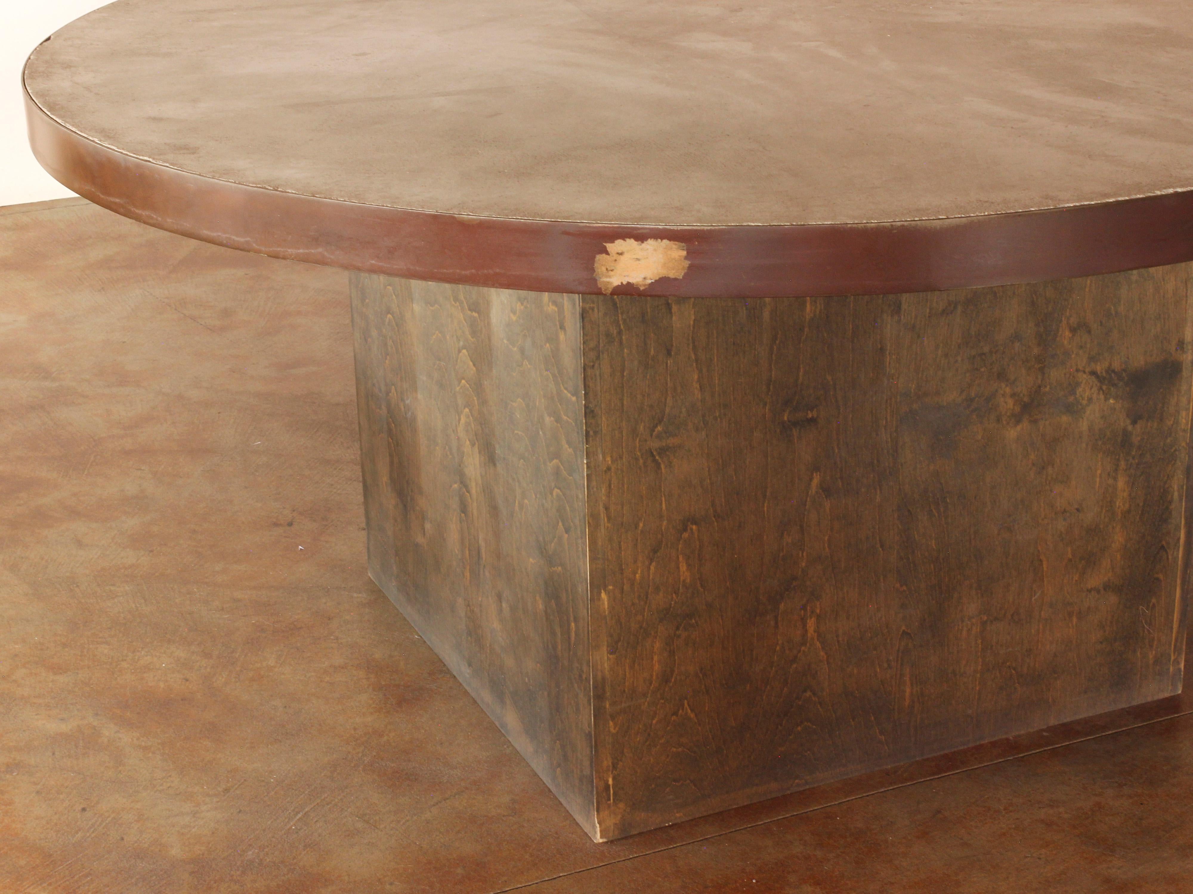 Runder Esstisch mit rundem Sockel und Betonplatte (Stahl) im Angebot