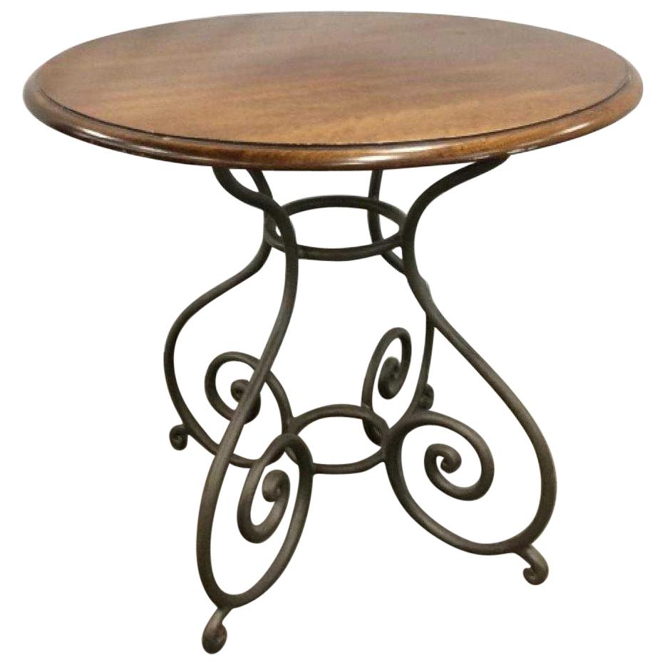 Mesa auxiliar redonda con pedestal y base de metal