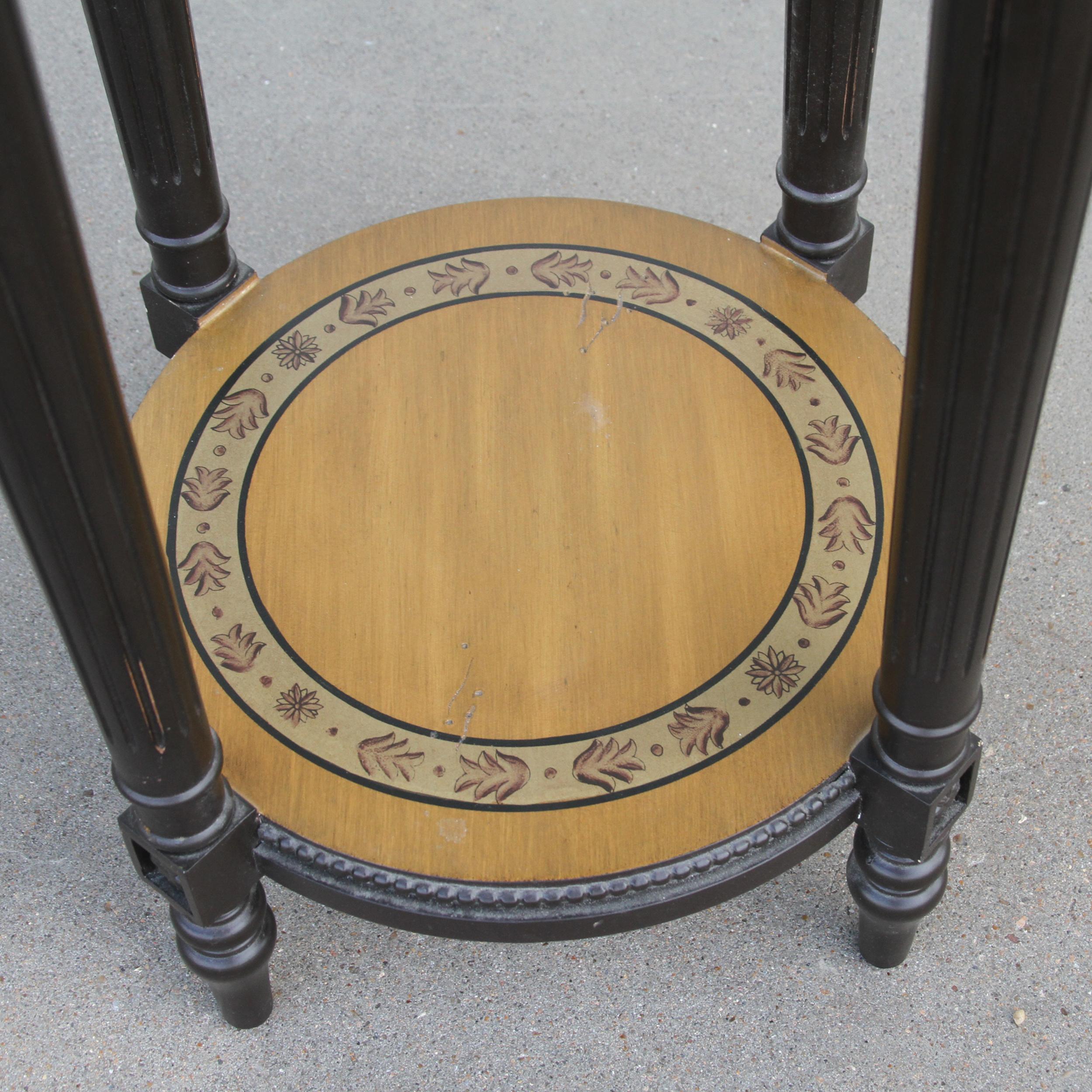 Néoclassique Table d'appoint à piédestal rond en vente