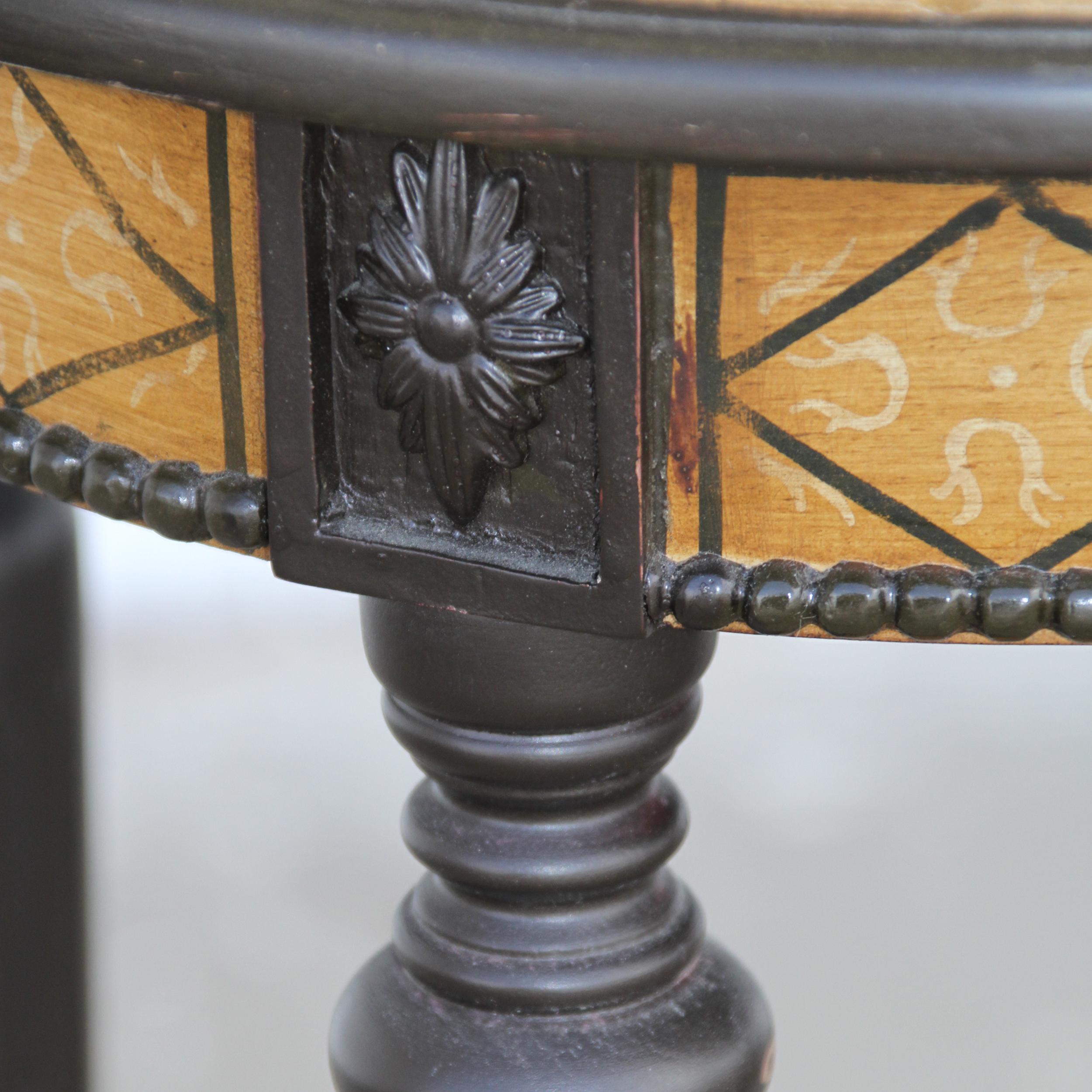 Américain Table d'appoint à piédestal rond en vente