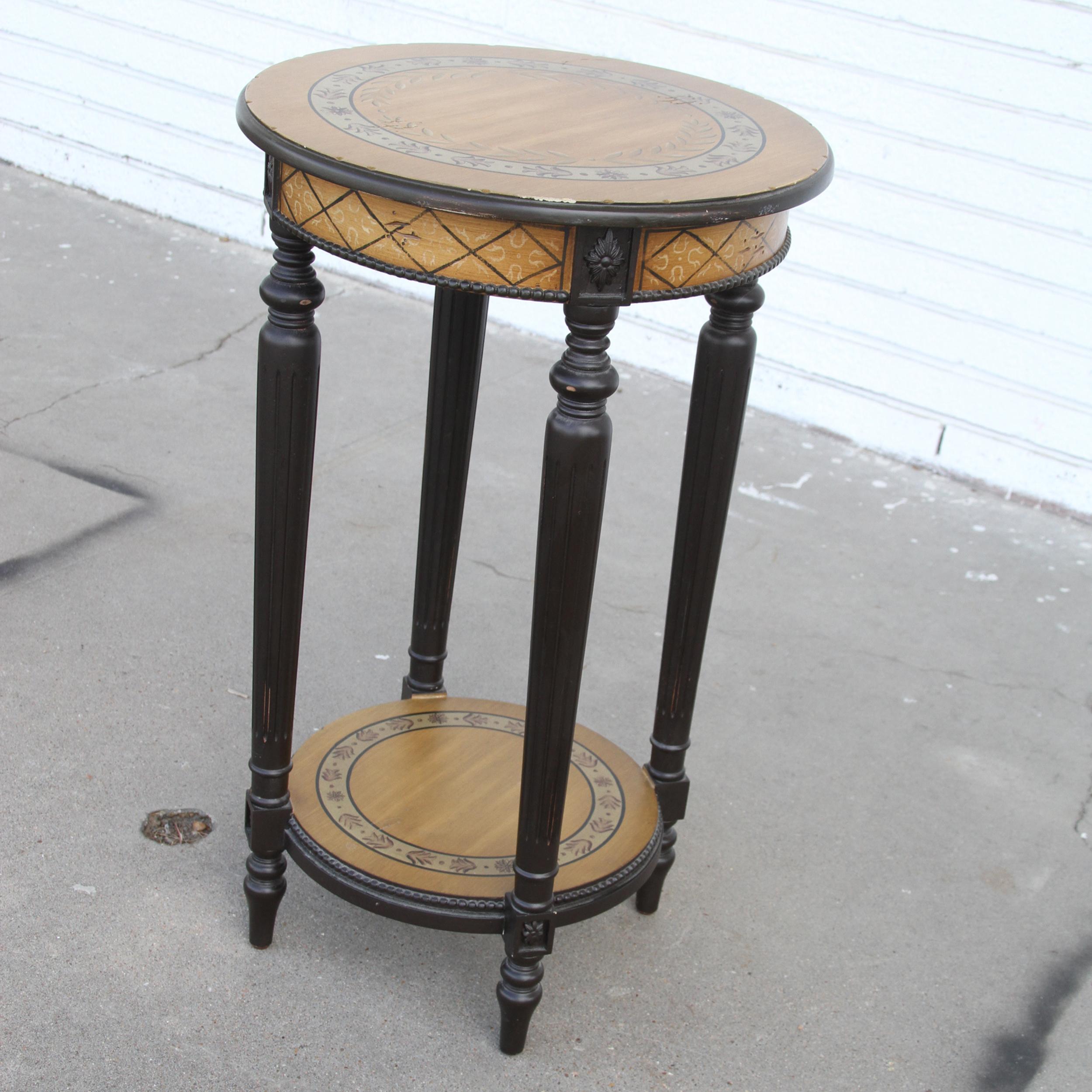 20ième siècle Table d'appoint à piédestal rond en vente