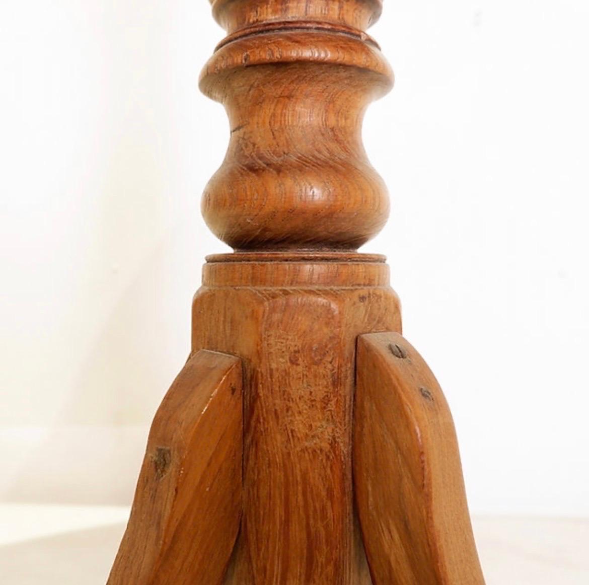 Mesa redonda con pedestal Ø 95cm

Desgaste propio de la edad y el uso

Rústico - Wabi Sabi - Brutalista
Medidas : Ø 95cm H:78cm 
 