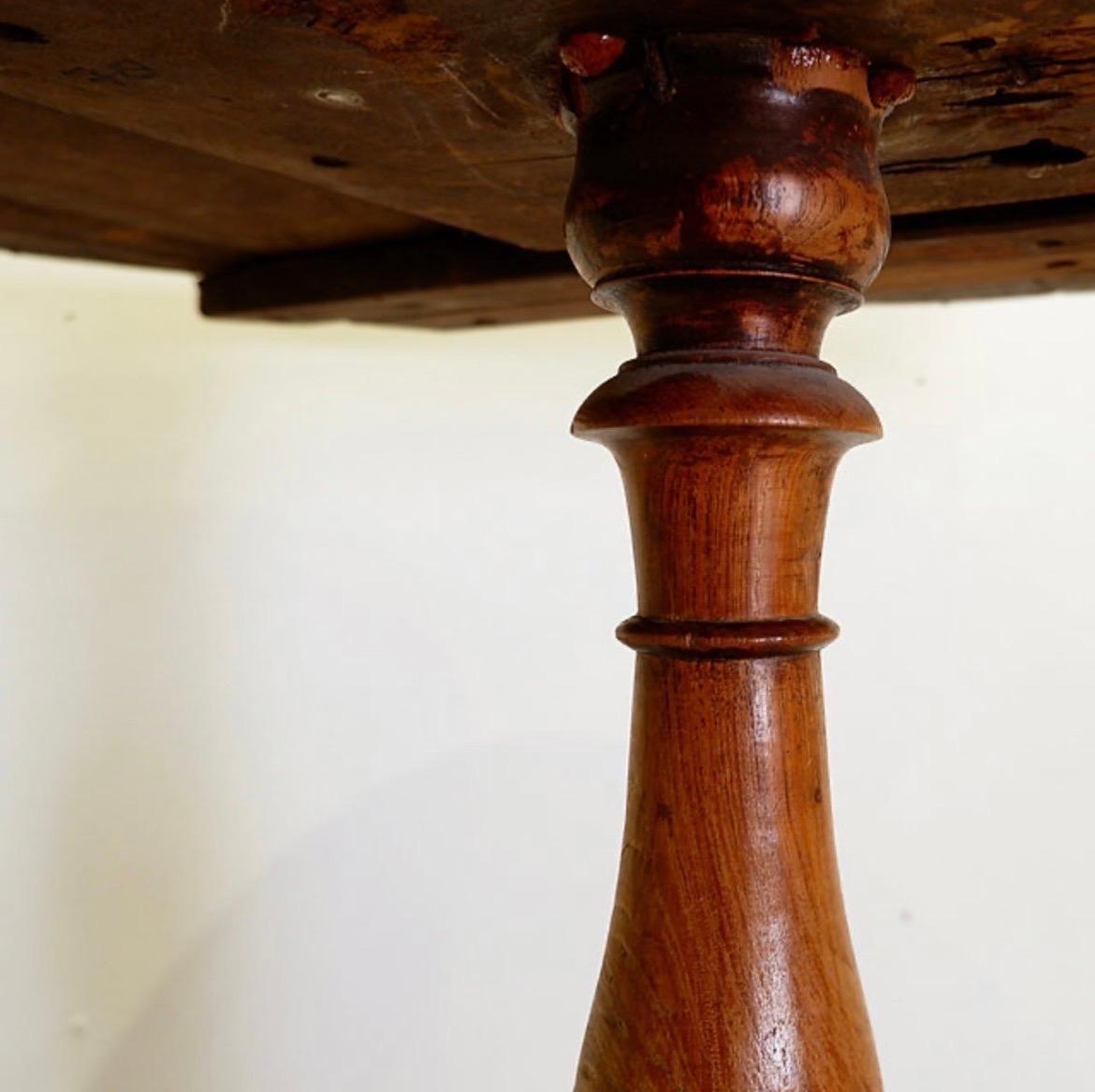 Mesa redonda con pedestal Ø 95cm mediados del siglo XX en venta