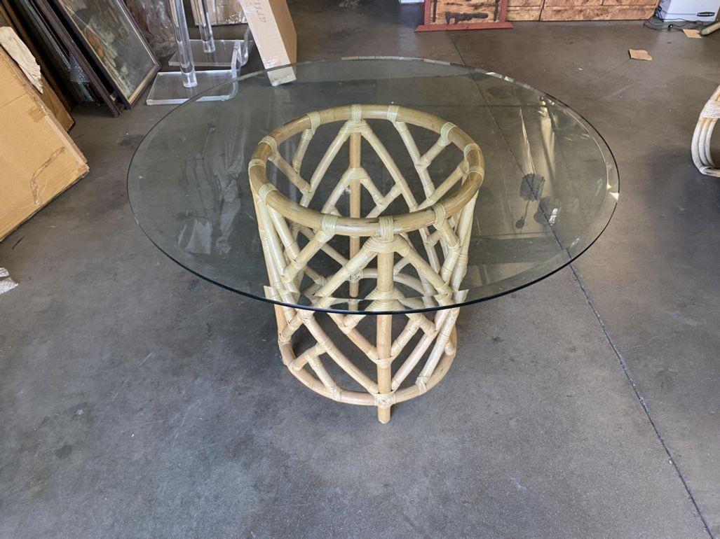 Rotin Ensemble de salle à manger en rotin, table ronde à piédestal et fauteuil géométrique en forme de seau en vente