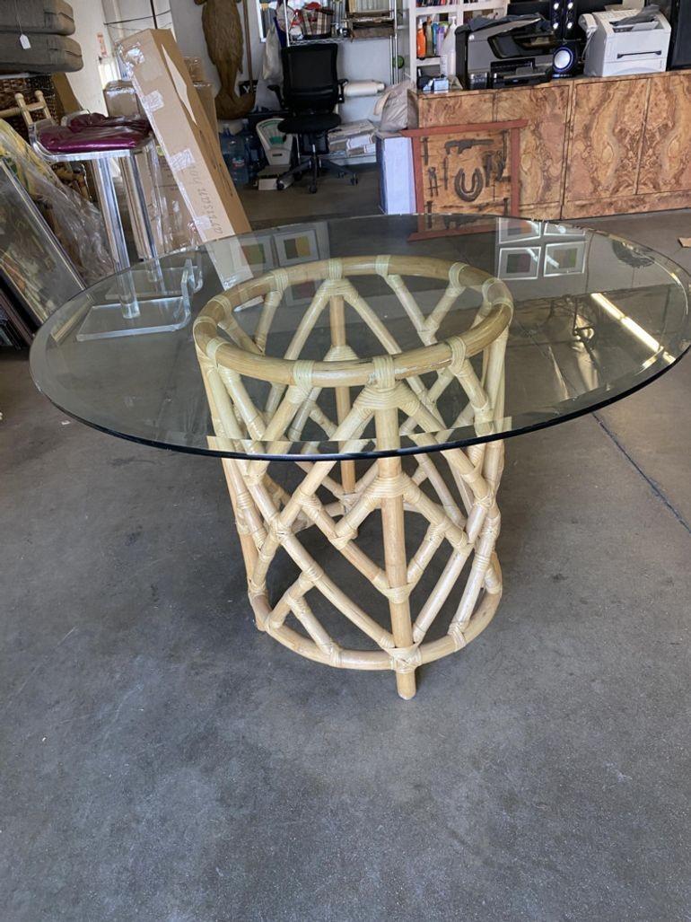 Ensemble de salle à manger en rotin, table ronde à piédestal et fauteuil géométrique en forme de seau en vente 1
