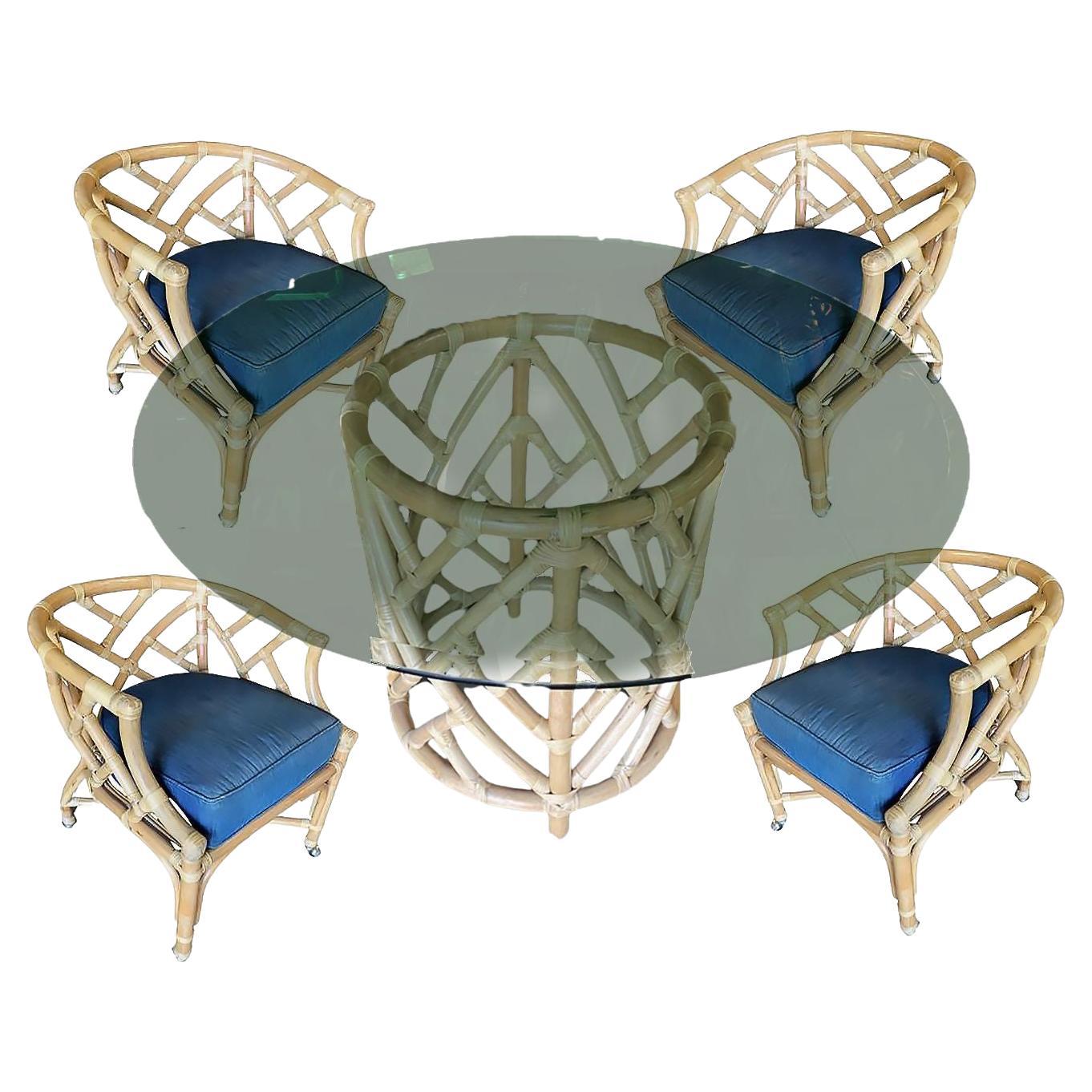 Ensemble de salle à manger en rotin, table ronde à piédestal et fauteuil géométrique en forme de seau