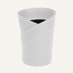 Round pen holder in leather