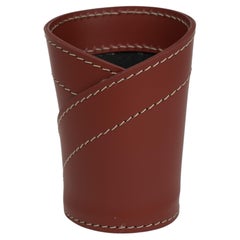 Round pen holder in leather