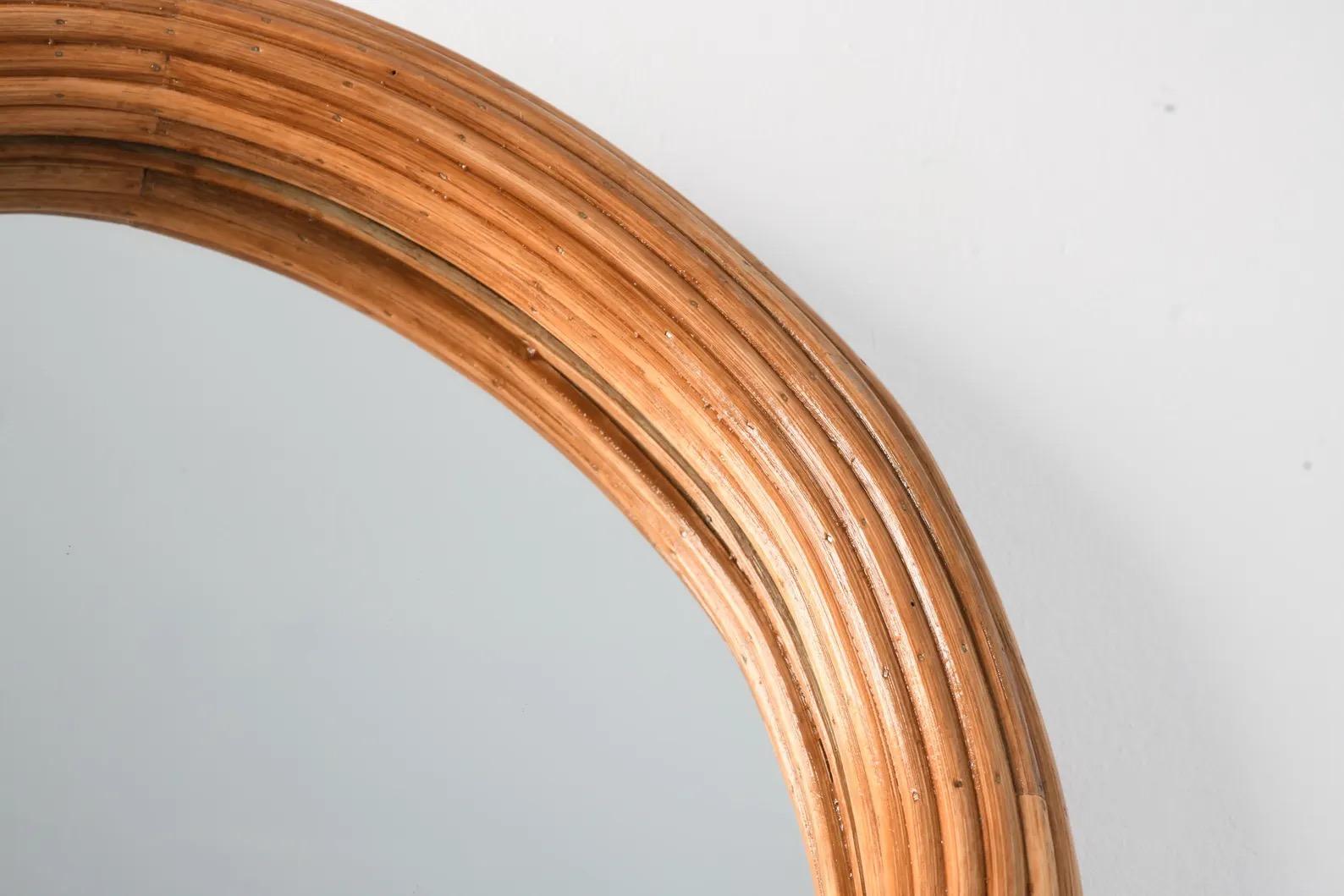 Mid-Century Modern Miroir mural rond en rotin en vente