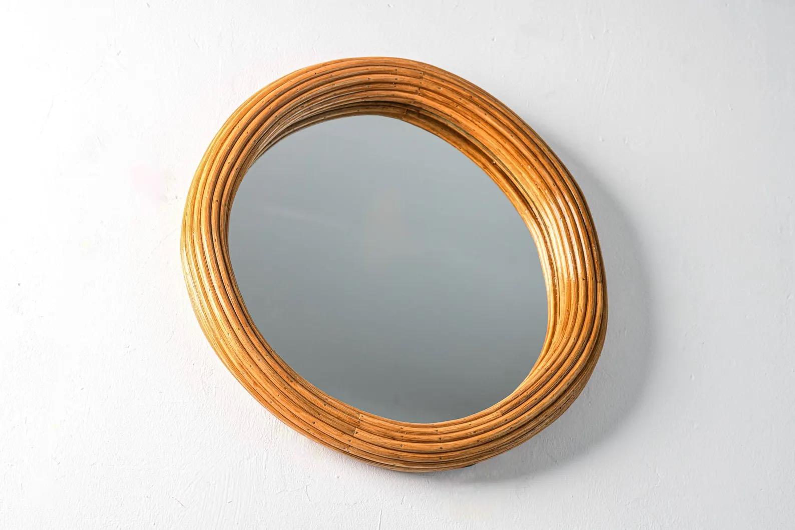 Philippin Miroir mural rond en rotin en vente