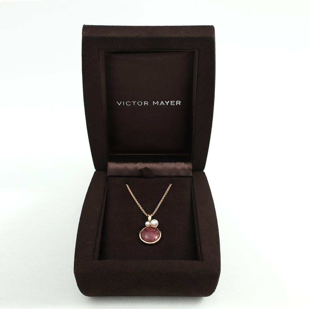 Runder Anhänger 18k Roségold Dunkle Mauve Emaille 1 Diamant 0.01ct 2 Akoya Perlen im Zustand „Neu“ im Angebot in Pforzheim, DE