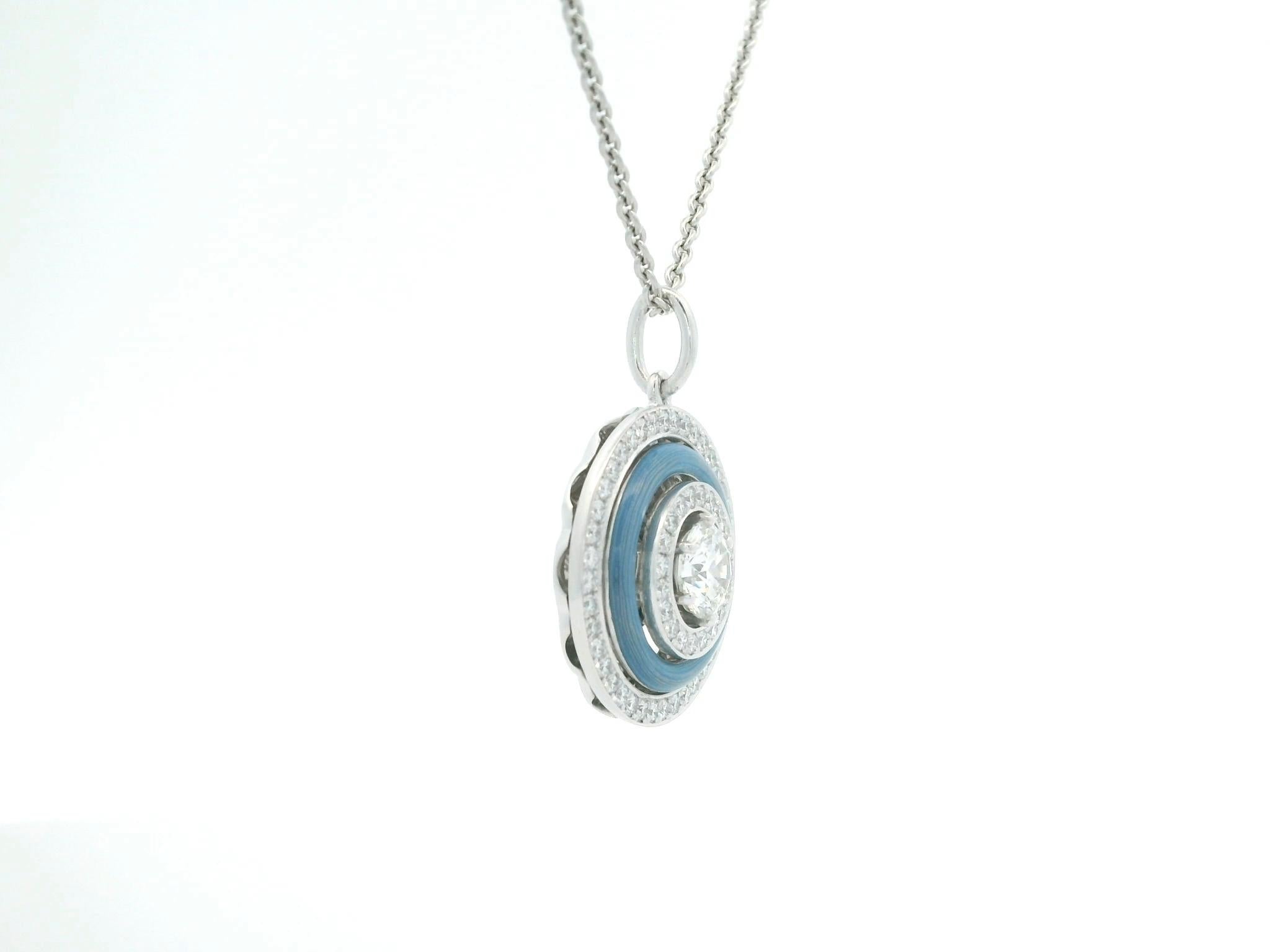 Contemporaneo Ciondolo rotondo in oro bianco 18k smalto blu vitreo opalescente 69 diamanti 1,27 carati in vendita