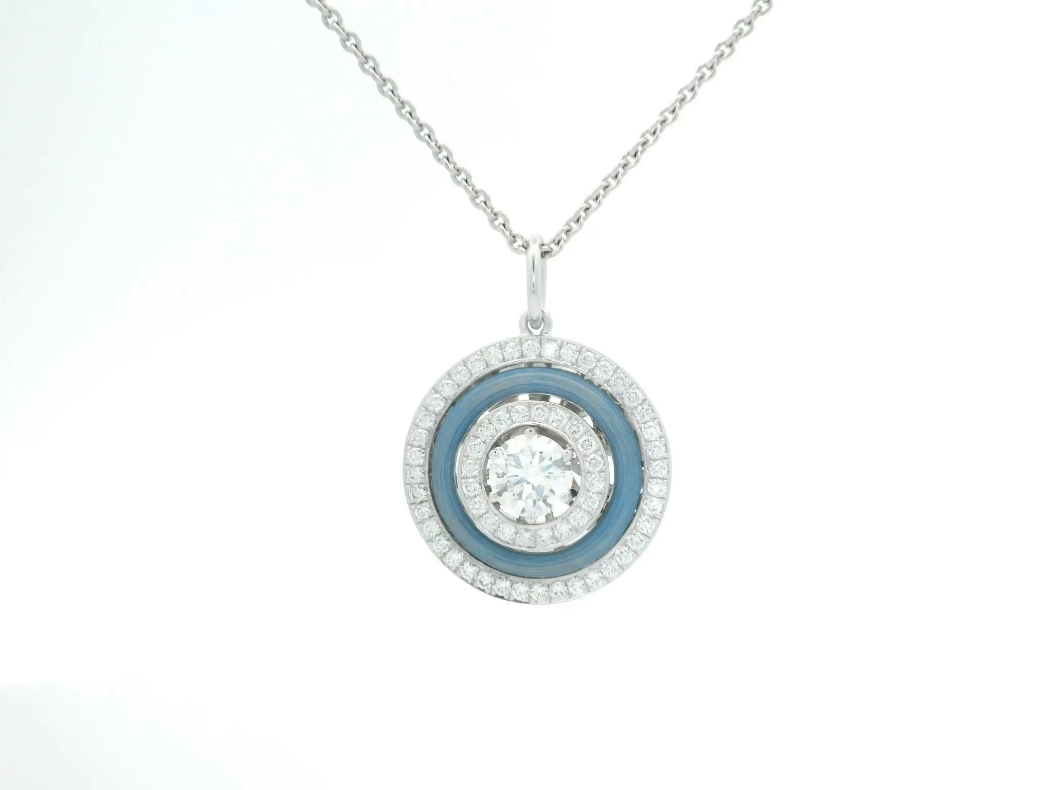 Ciondolo rotondo in oro bianco 18k smalto blu vitreo opalescente 69 diamanti 1,27 carati In condizioni Nuovo in vendita a Pforzheim, DE