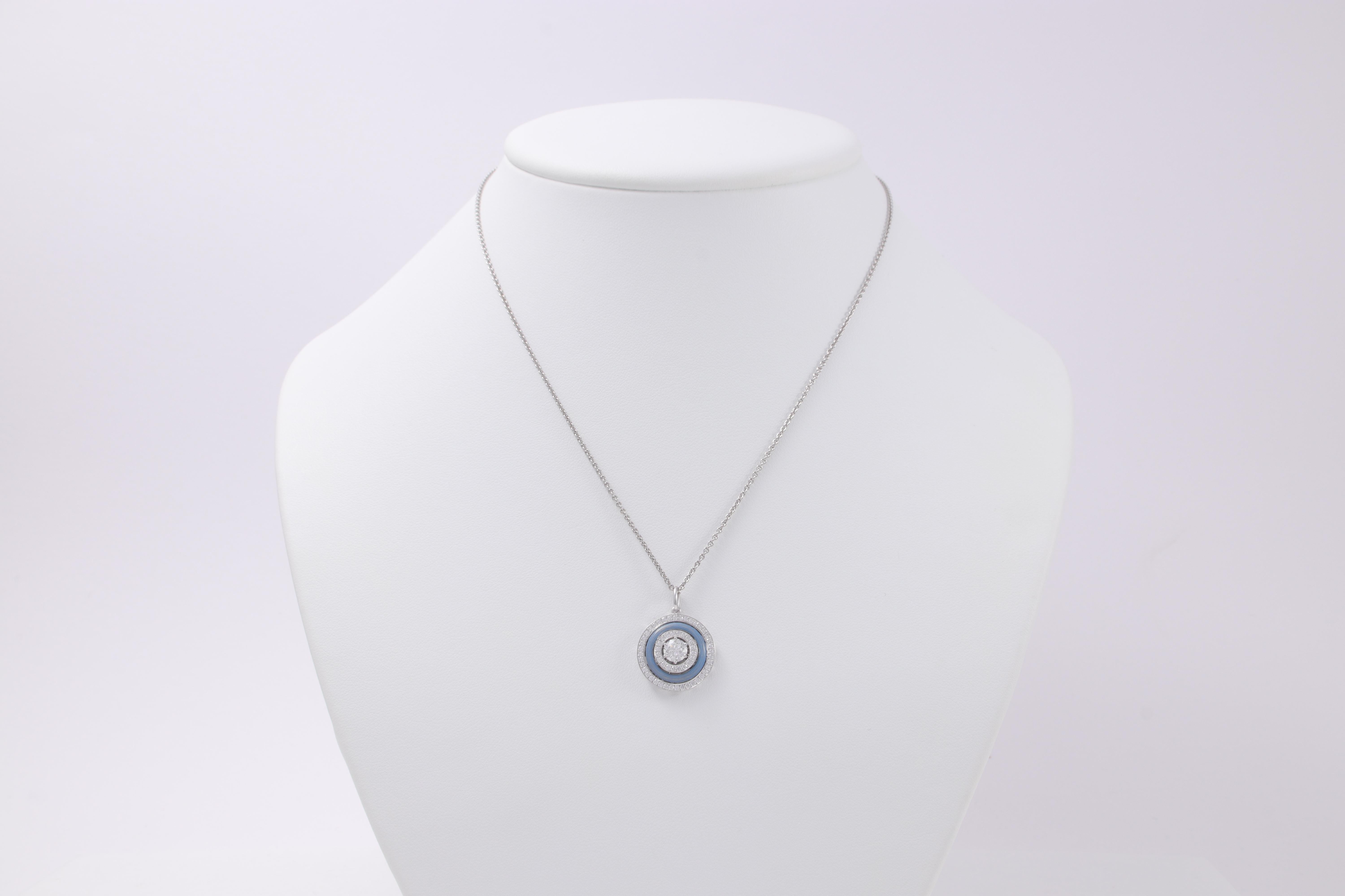 Donna Ciondolo rotondo in oro bianco 18k smalto blu vitreo opalescente 69 diamanti 1,27 carati in vendita