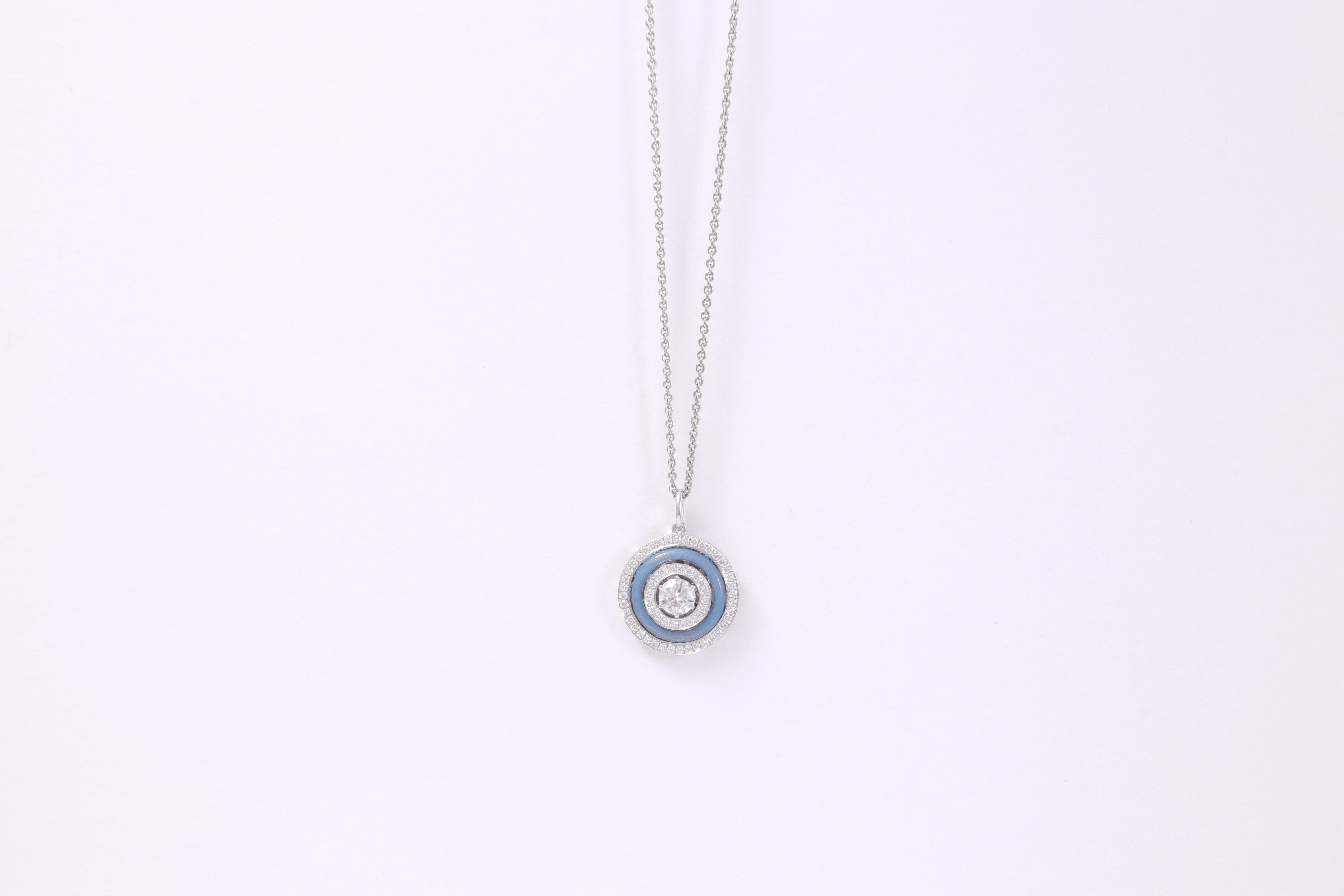 Ciondolo rotondo in oro bianco 18k smalto blu vitreo opalescente 69 diamanti 1,27 carati in vendita 2