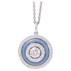 Pendentif rond en or blanc 18k émail bleu vitré opalescent 69 diamants 1,27 ct