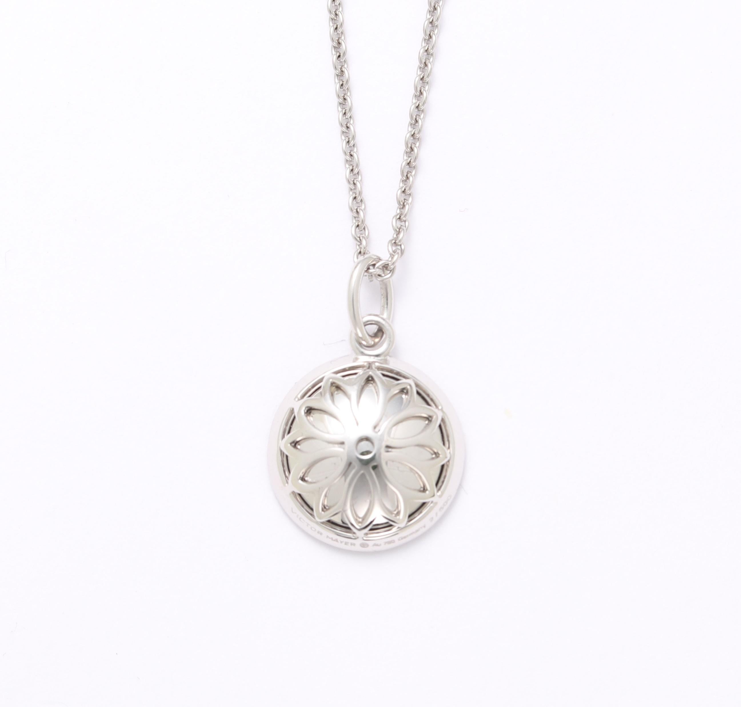 Contemporaneo Ciondolo rotondo in oro bianco 18k con smalto guilloché e 1 diamante da 0,07 ct G VS in vendita