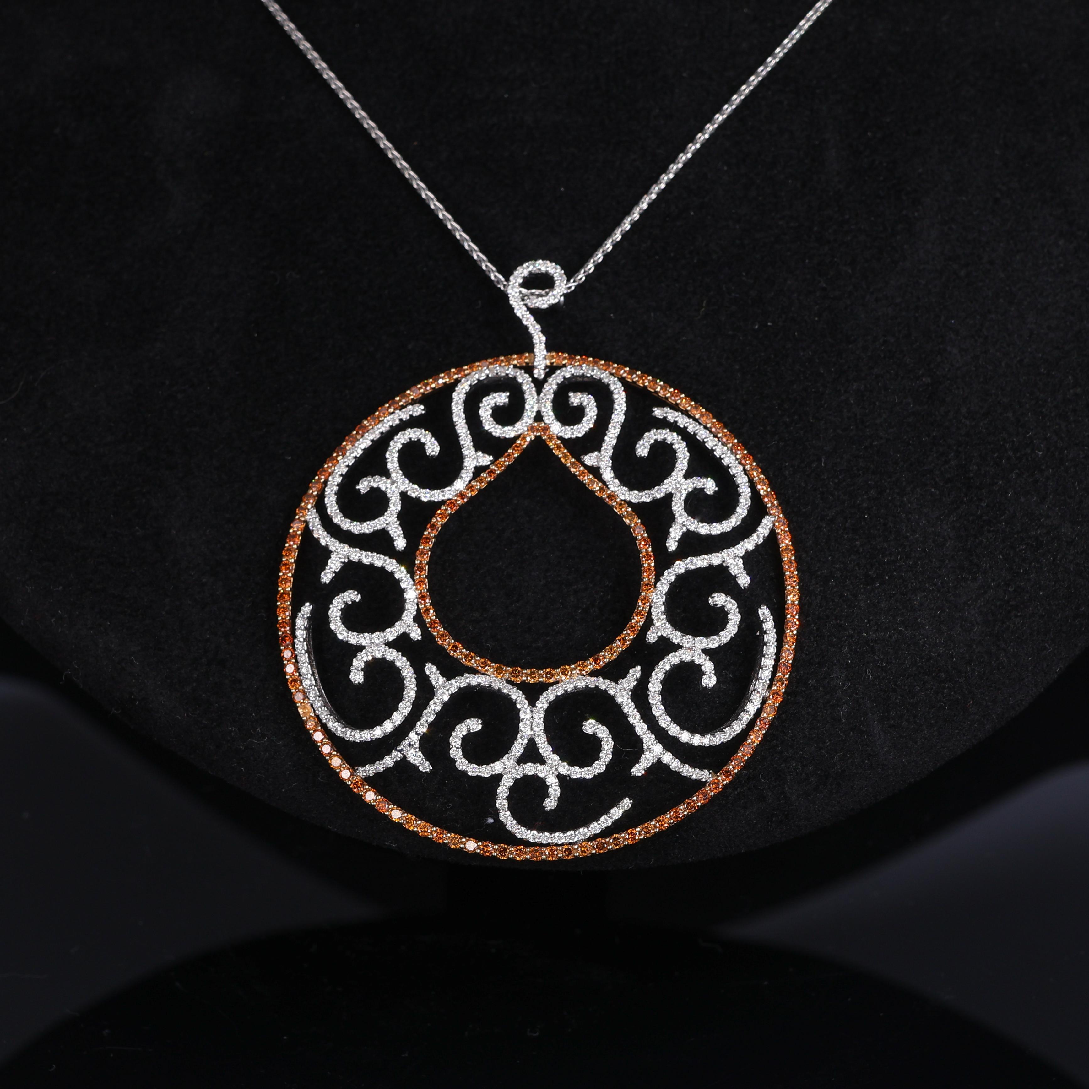 Taglio brillante Ciondolo rotondo in oro bianco e rosa con diamanti e zaffiri color cognac in vendita