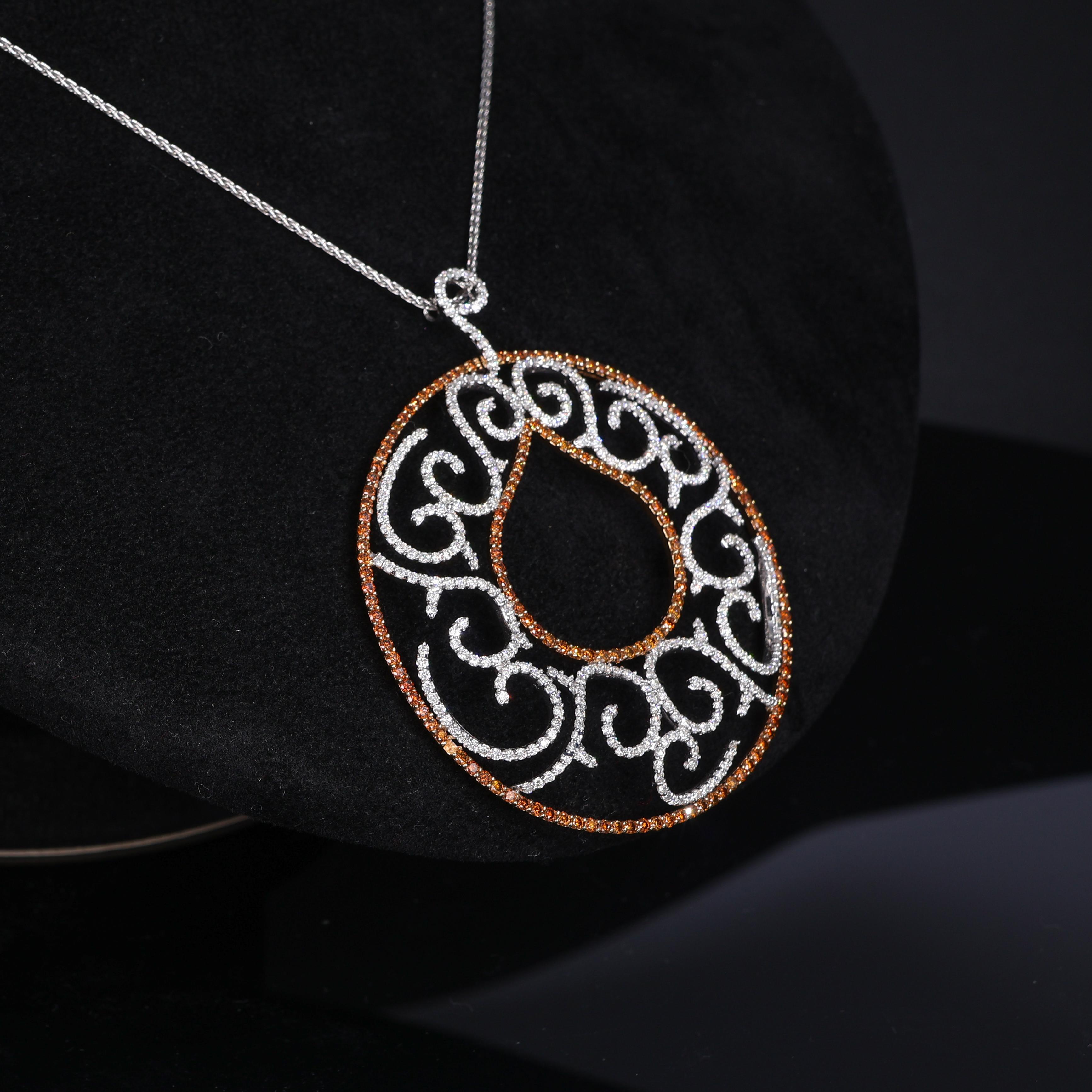 Ciondolo rotondo in oro bianco e rosa con diamanti e zaffiri color cognac In condizioni Nuovo in vendita a Bergamo, BG