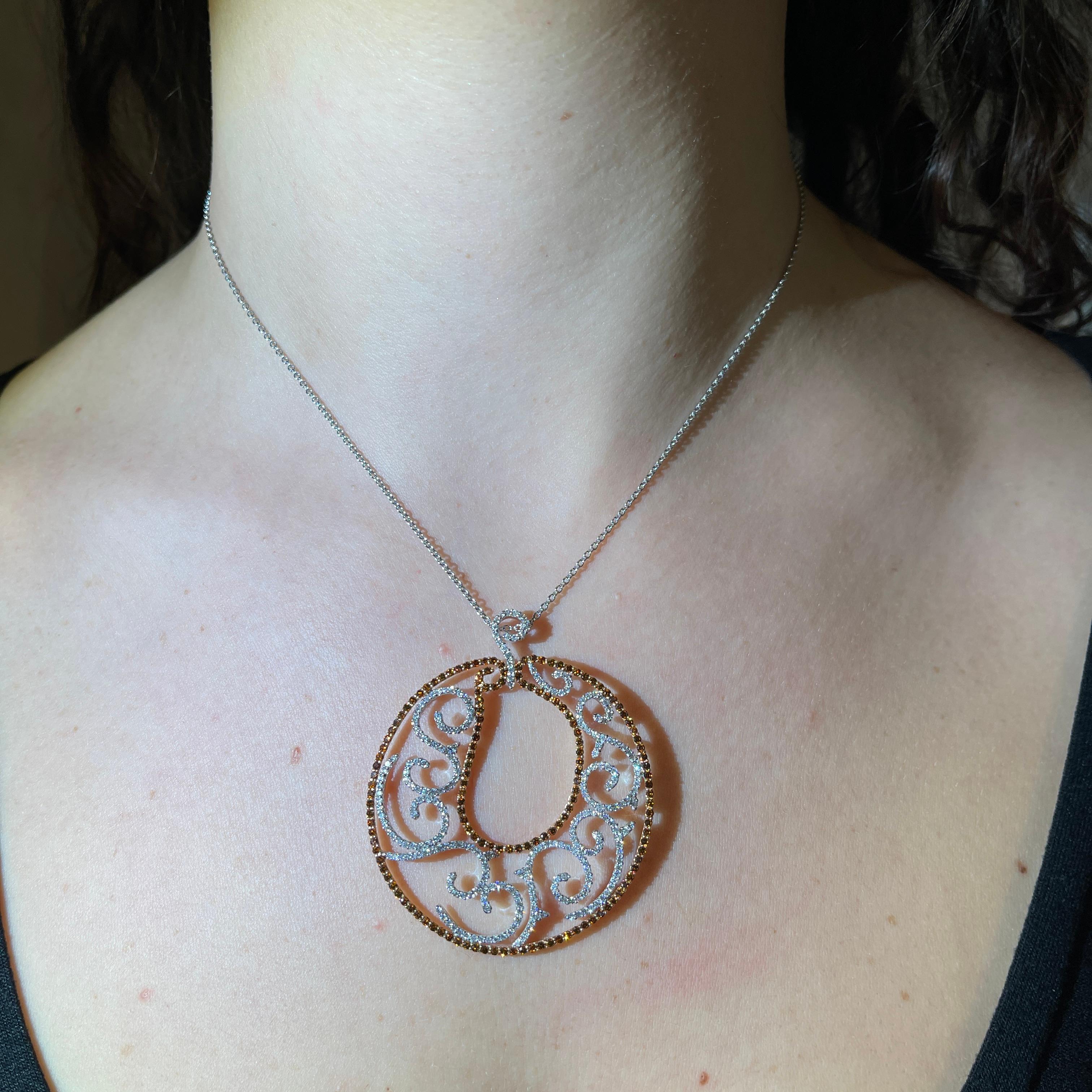 Ciondolo rotondo in oro bianco e rosa con diamanti e zaffiri color cognac in vendita 2