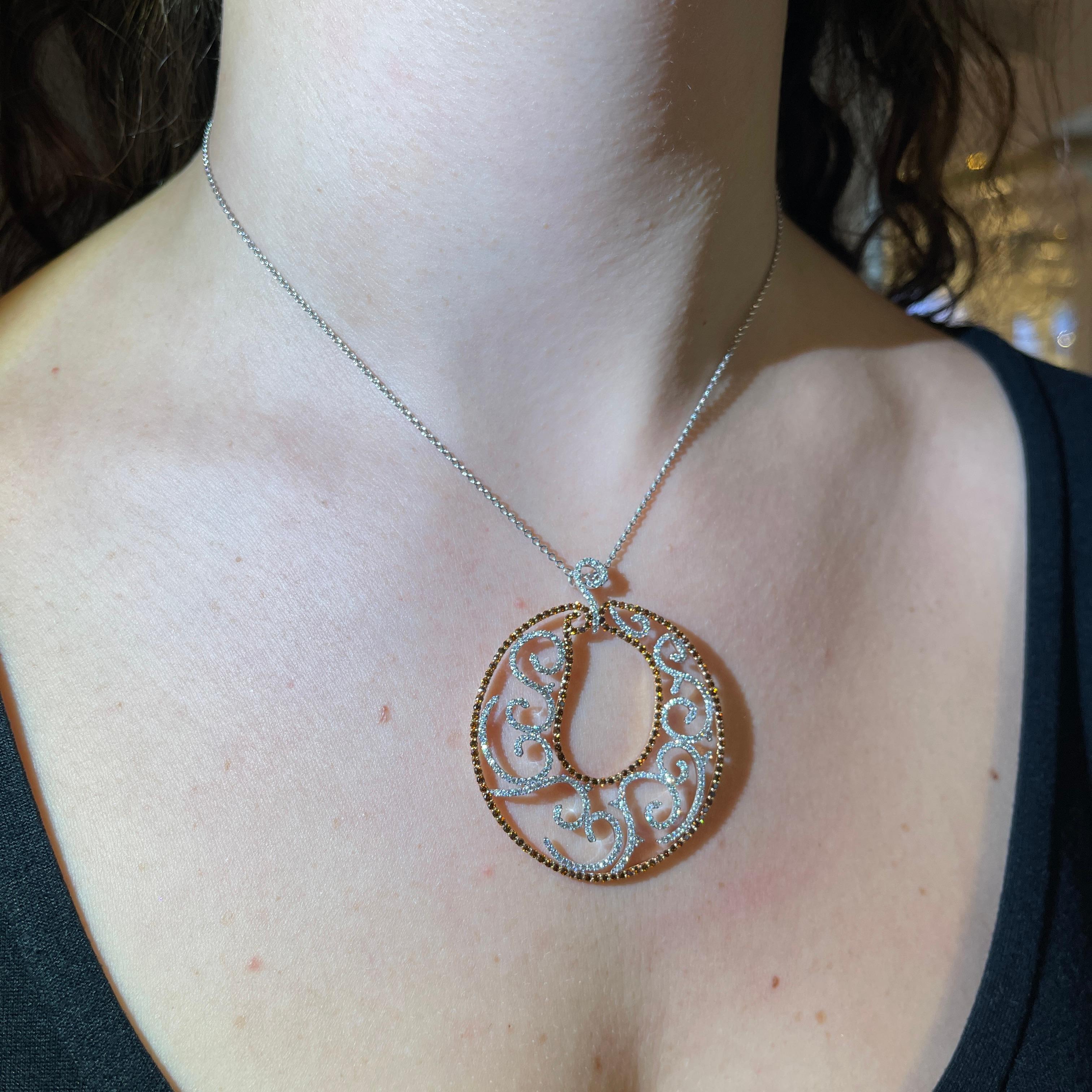 Ciondolo rotondo in oro bianco e rosa con diamanti e zaffiri color cognac in vendita 3