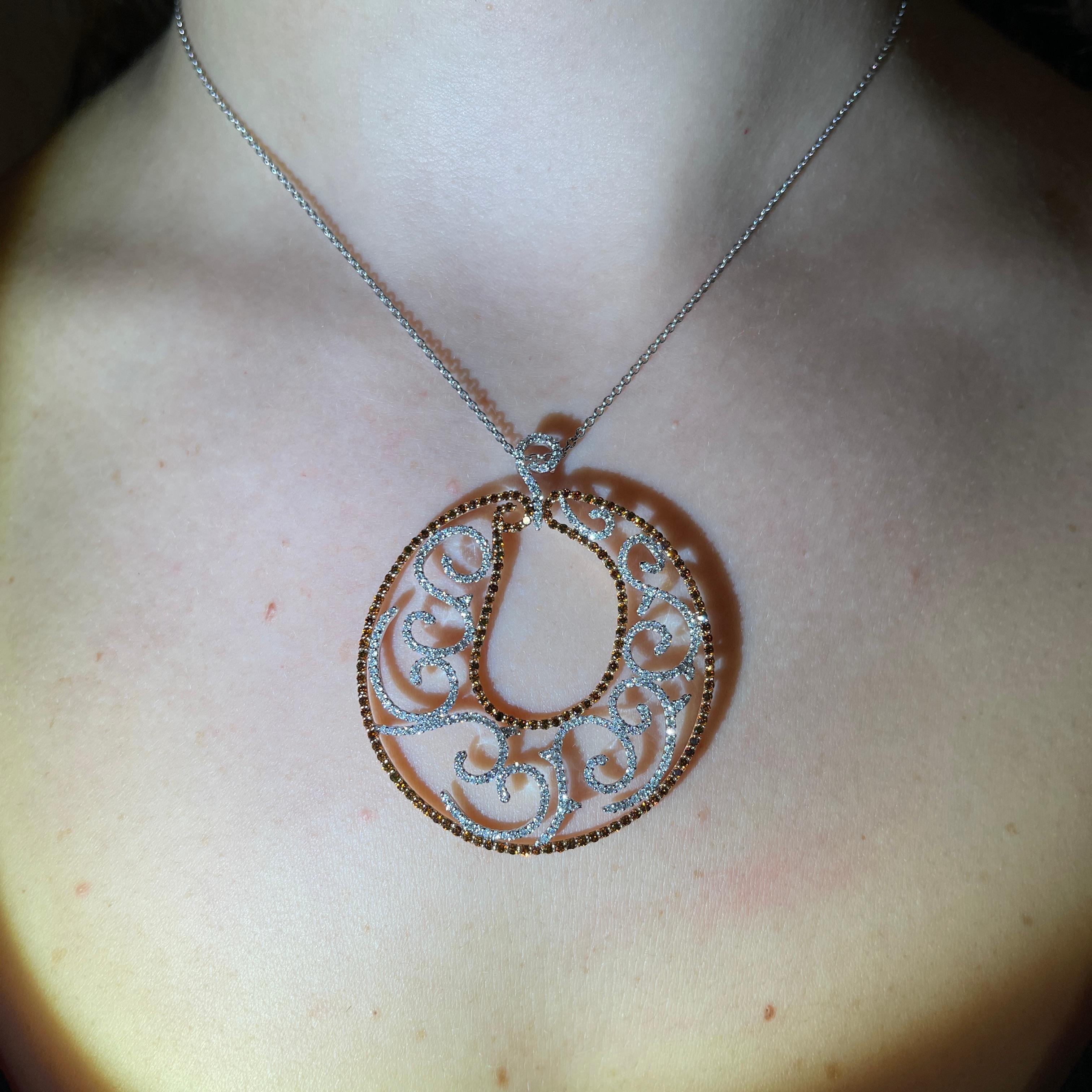 Ciondolo rotondo in oro bianco e rosa con diamanti e zaffiri color cognac in vendita 4