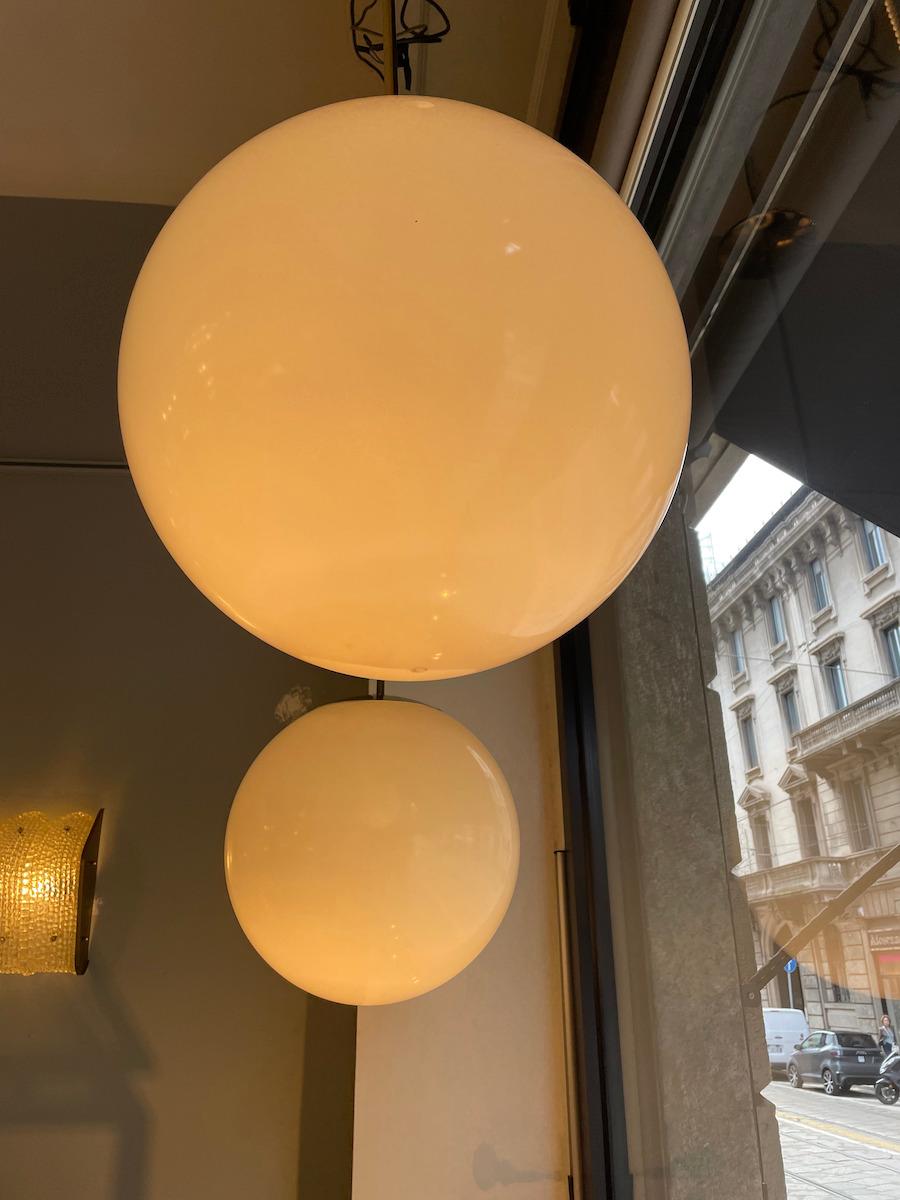 Lampes suspendues rondes en laiton et Lexan, 1970 en vente 1