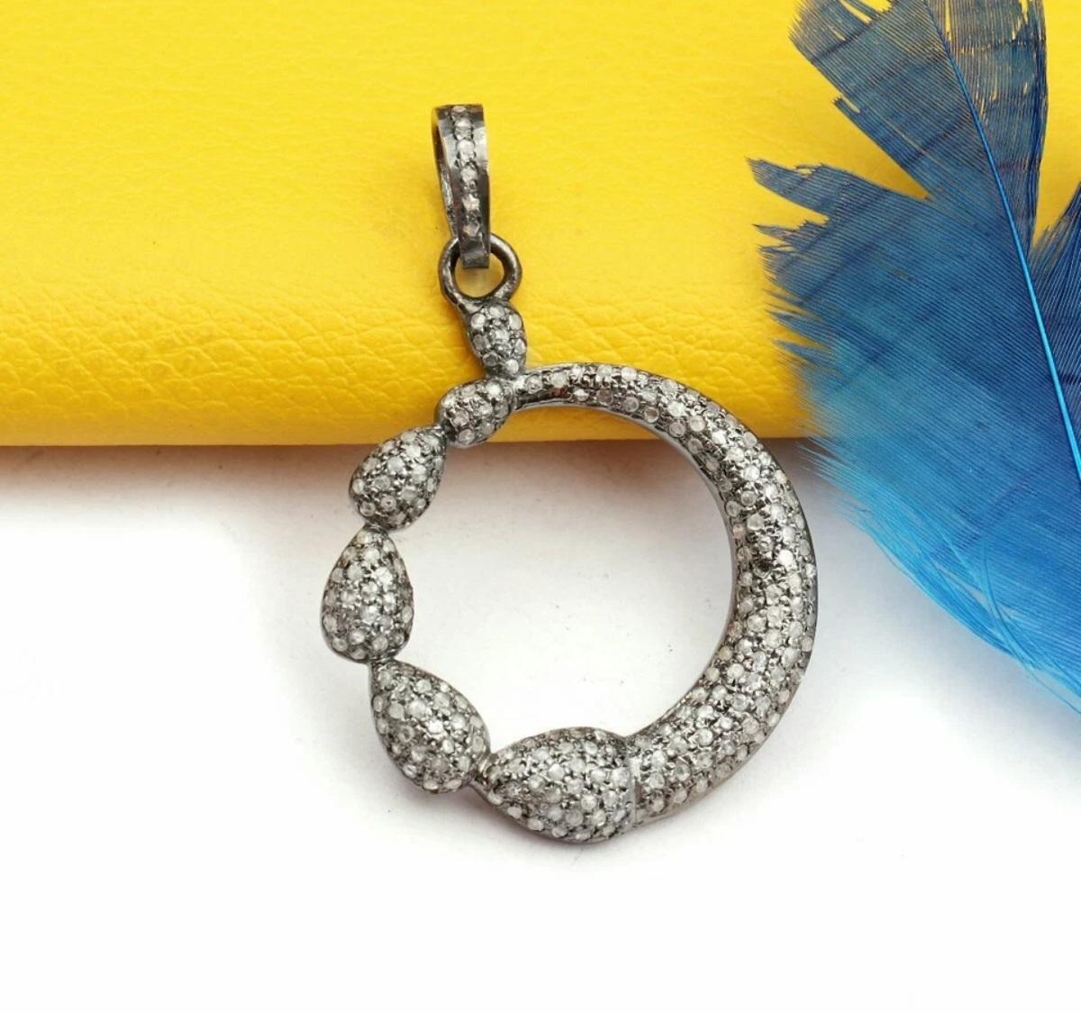 Taille ronde Pendentif rond de bijouterie fine en argent 925 et diamants pavés. en vente