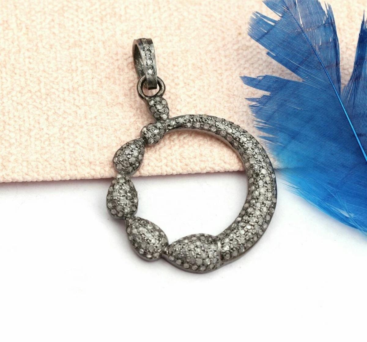 Pendentif rond de bijouterie fine en argent 925 et diamants pavés. Neuf - En vente à Chicago, IL