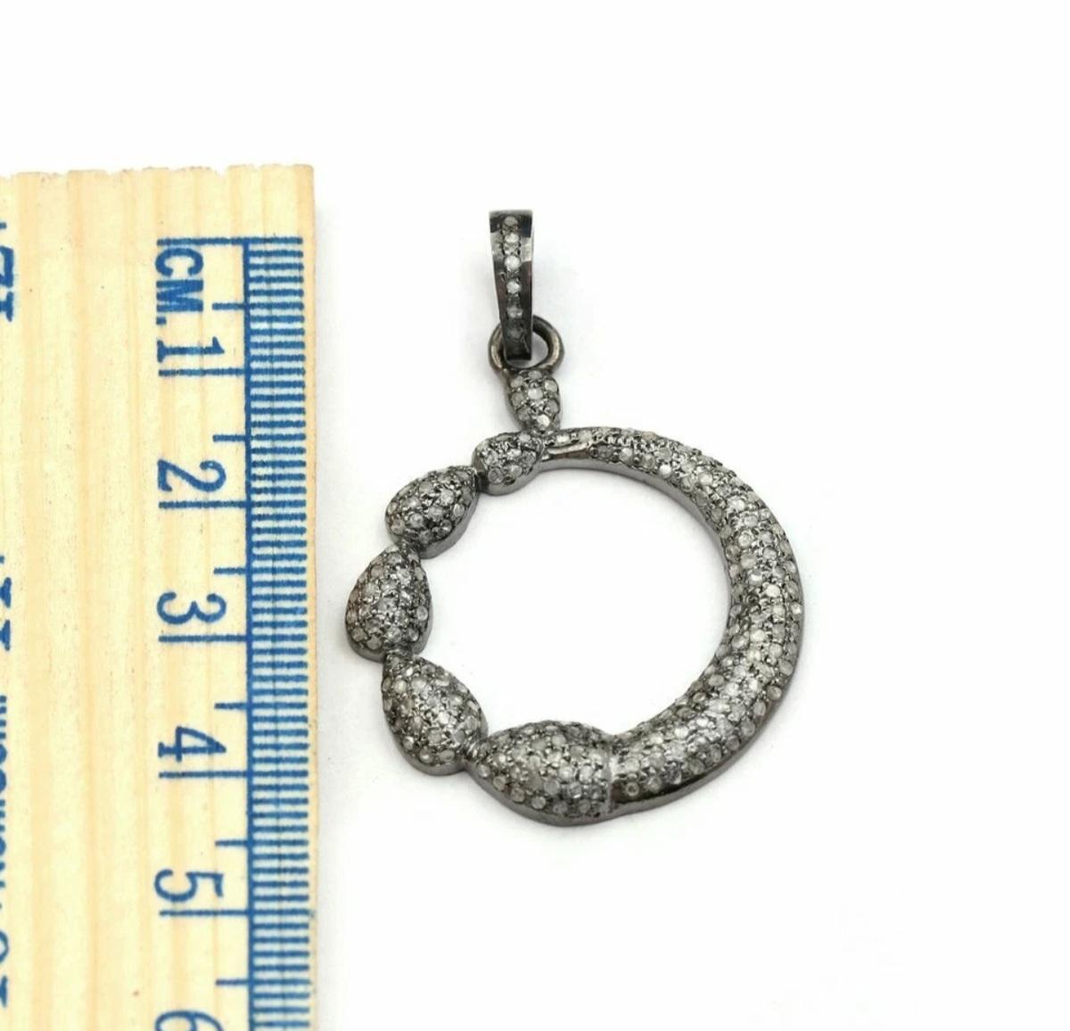 Pendentif rond de bijouterie fine en argent 925 et diamants pavés. Unisexe en vente