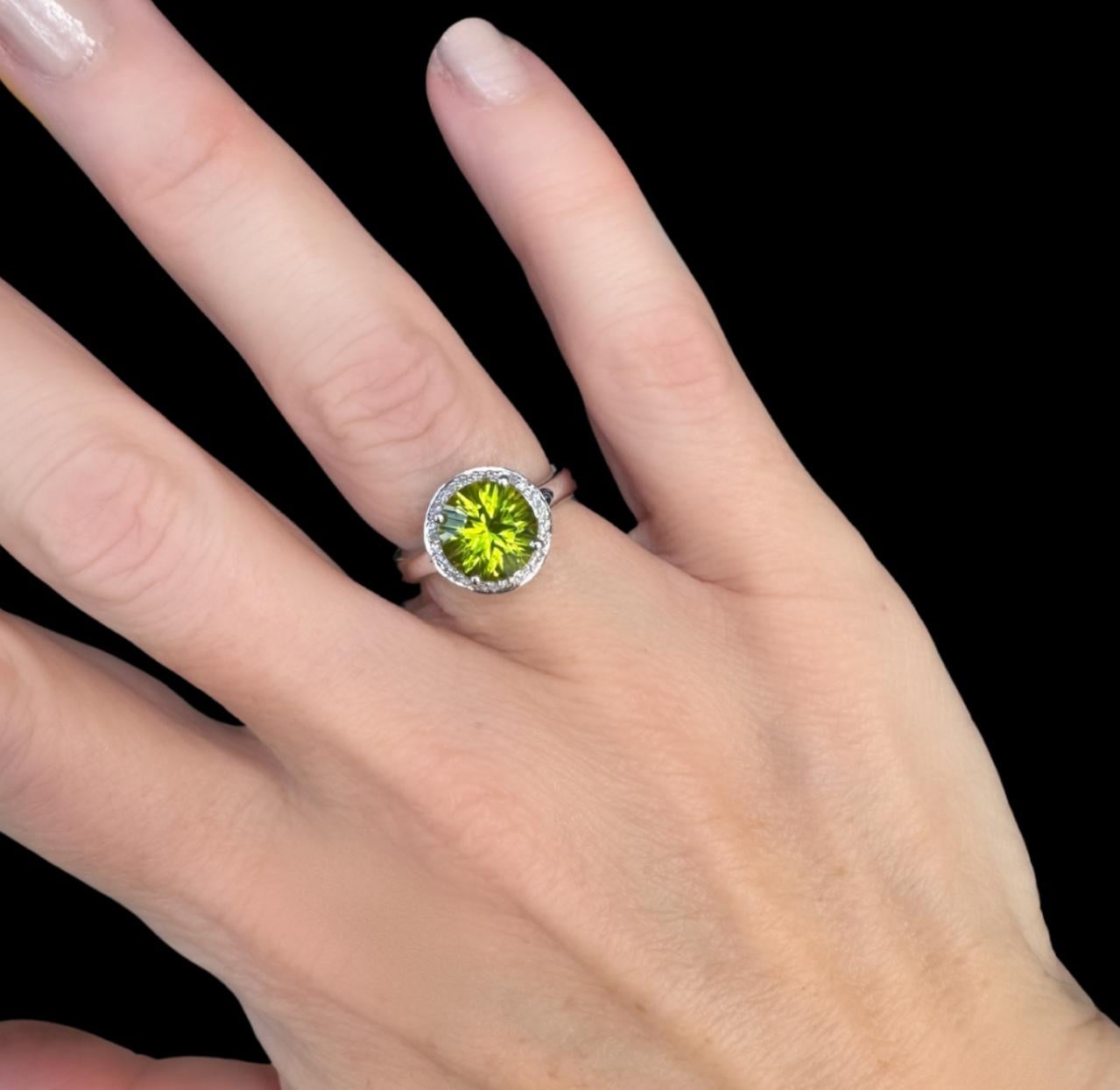Anillo Cóctel Peridoto Redondo y Diamante Oro Blanco 14K en venta 4