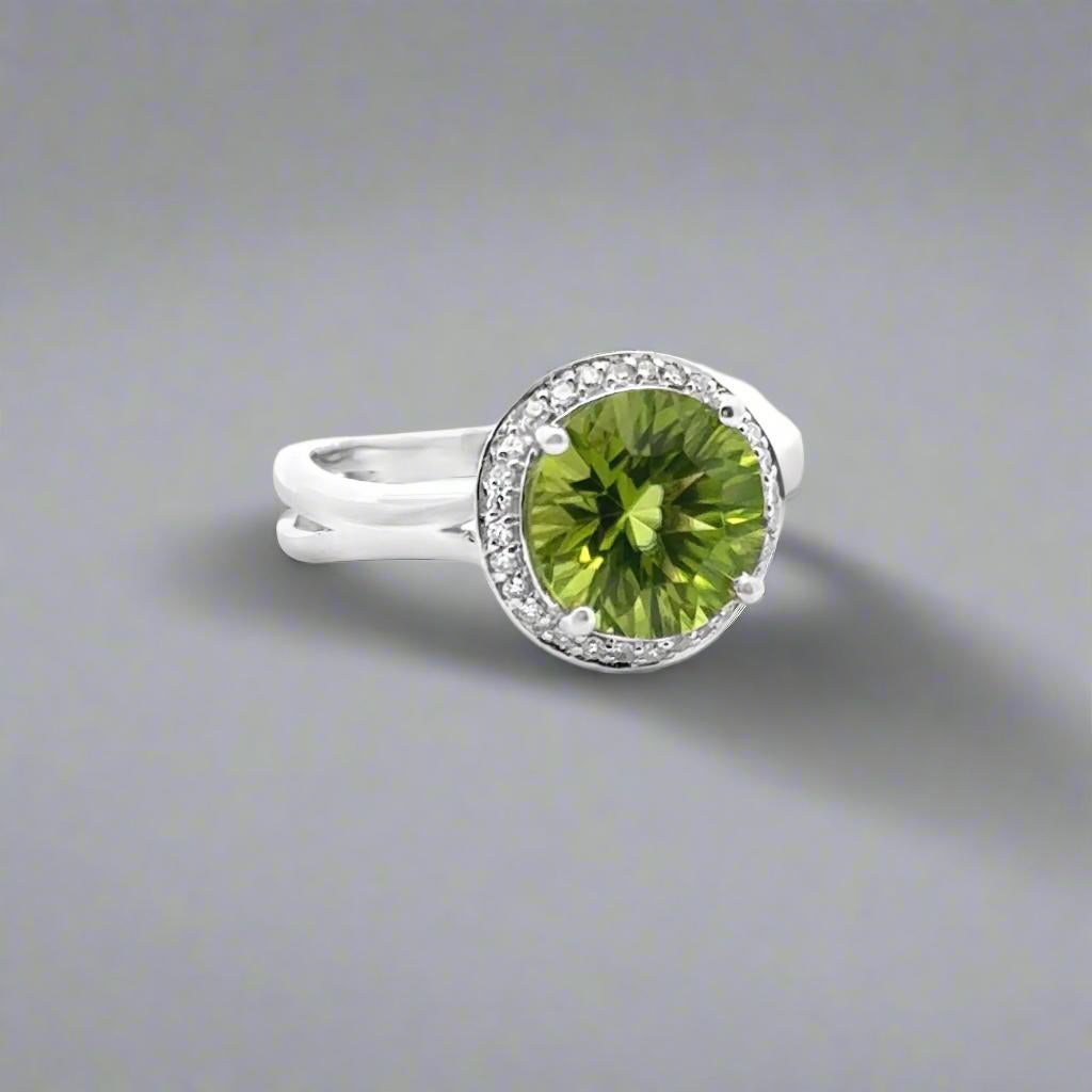 Anillo Cóctel Peridoto Redondo y Diamante Oro Blanco 14K Moderno en venta