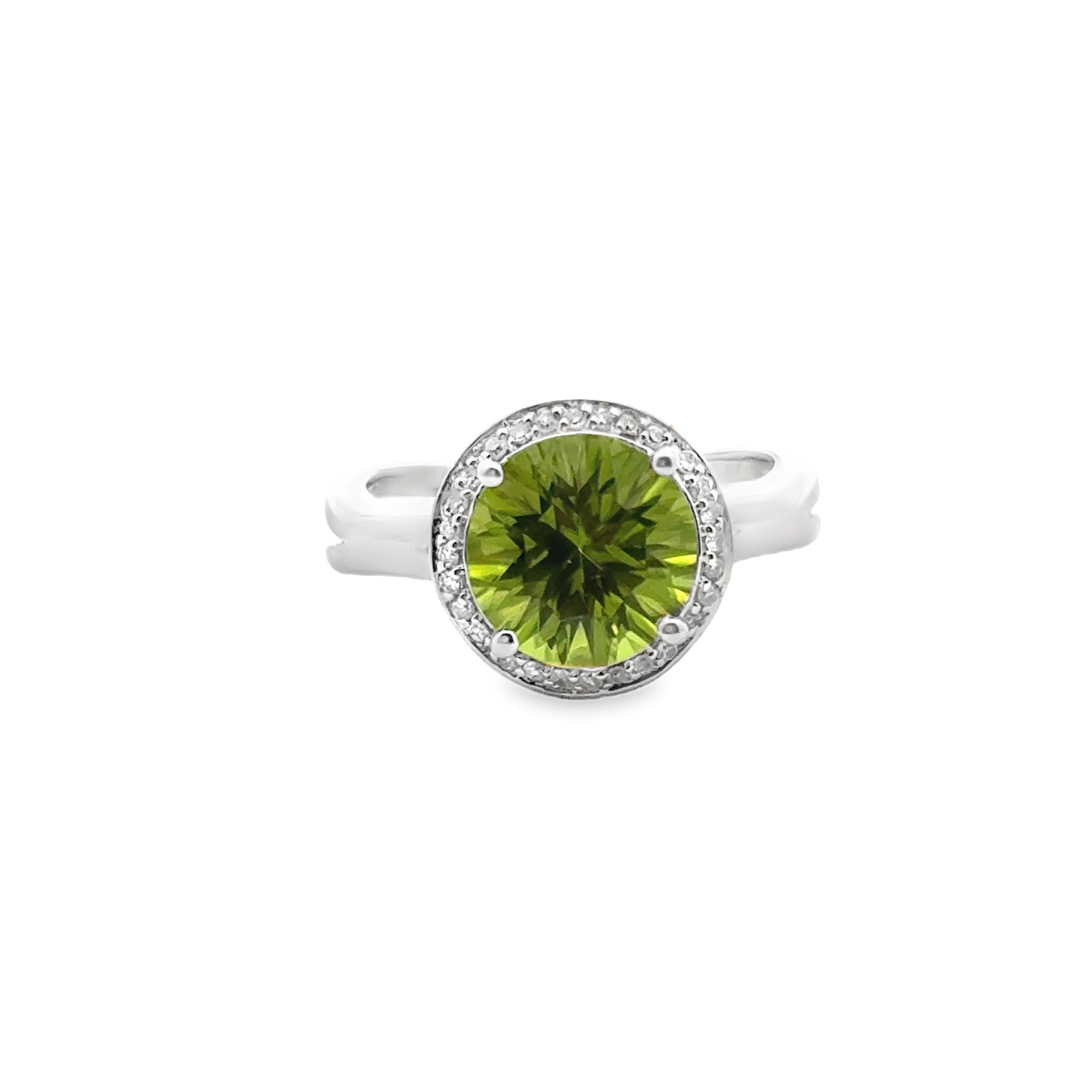 Anillo Cóctel Peridoto Redondo y Diamante Oro Blanco 14K Corte redondo en venta