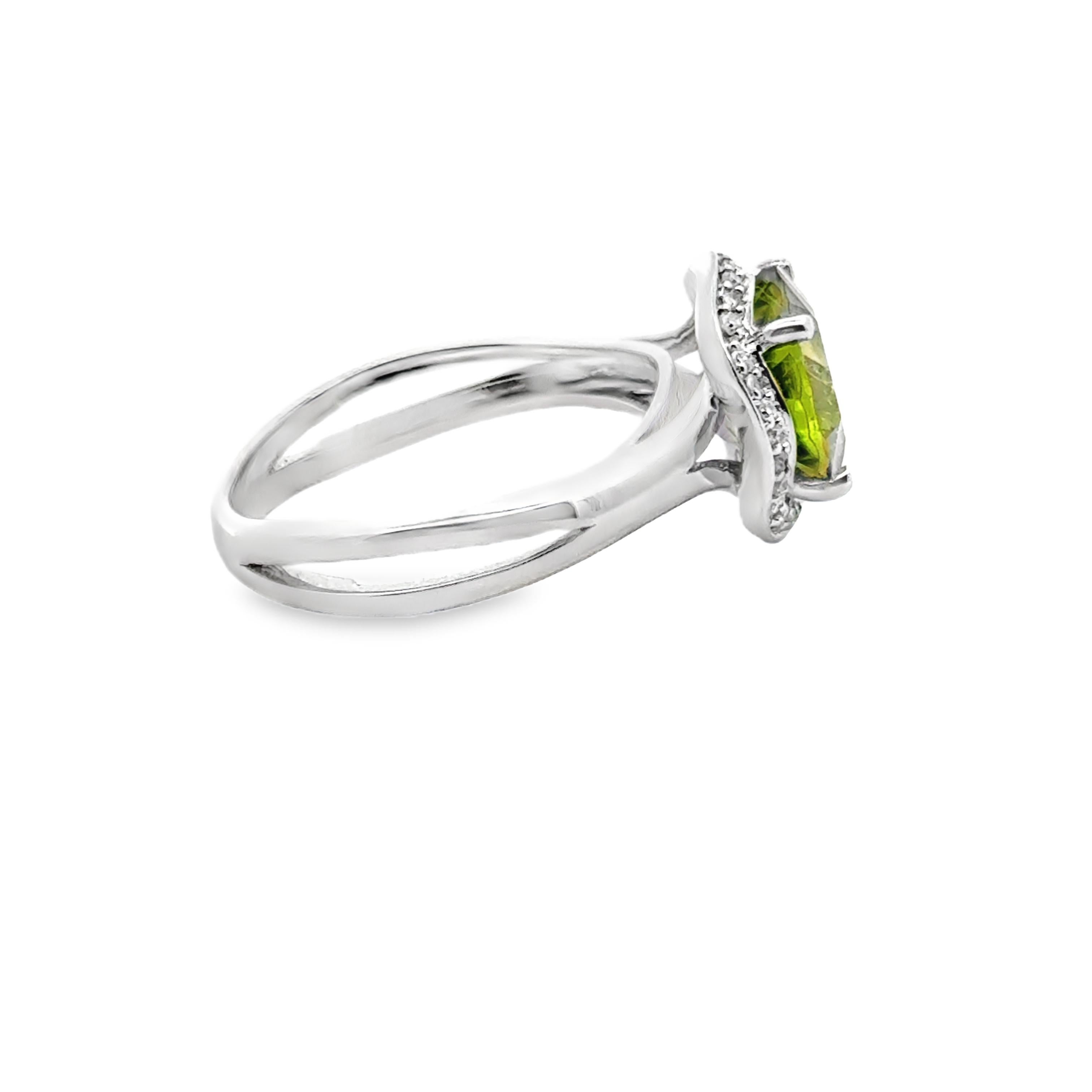 Anillo Cóctel Peridoto Redondo y Diamante Oro Blanco 14K en Bueno estado para la venta en Derby, NY