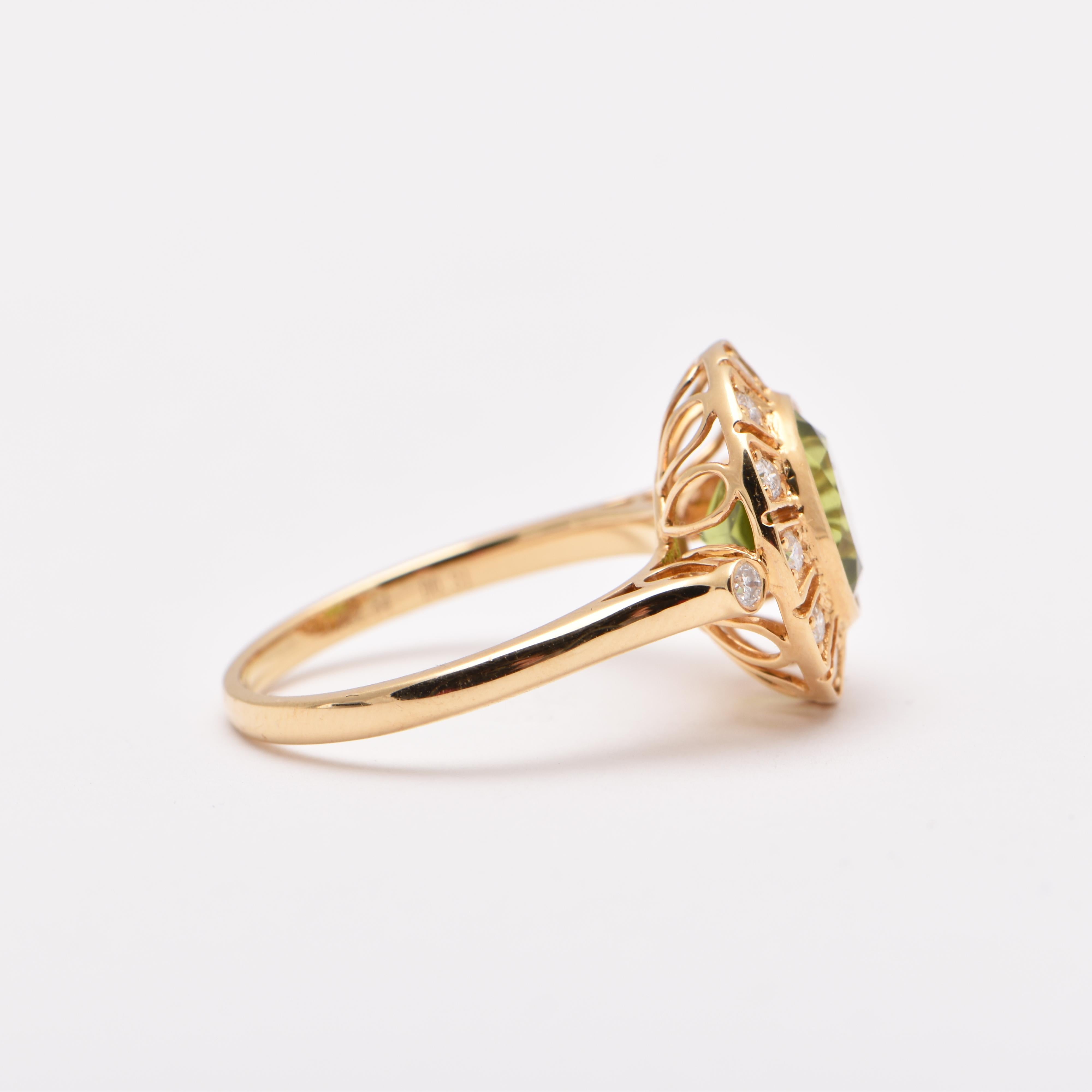 Round Peridot and Diamond Cocktail Ring in 18 Carat Yellow Gold In New Condition For Sale In Sydney, AU