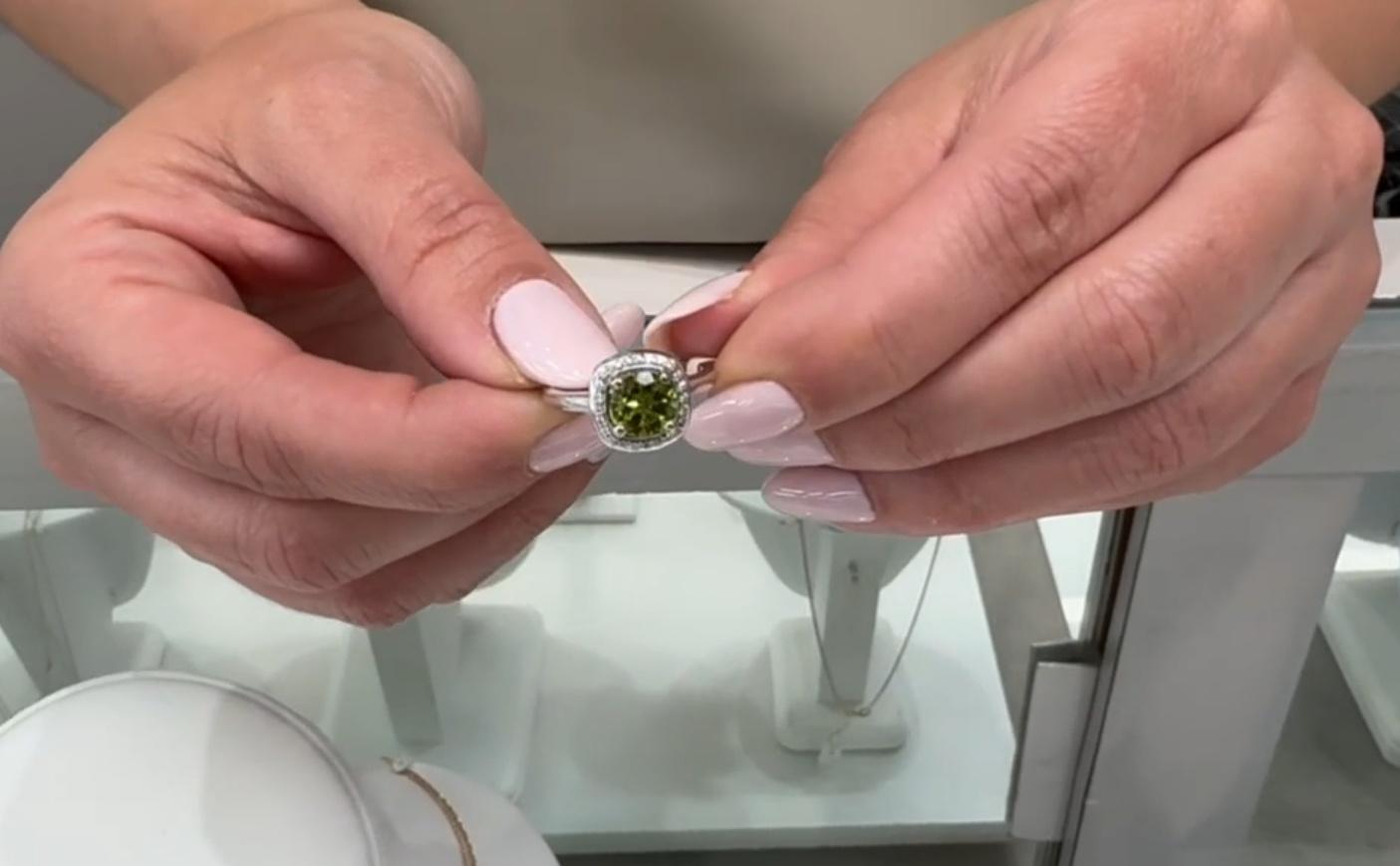 Halo-Ring mit rundem Peridot und Diamant in minimalistischer 14-karätiger Weißgoldfassung im Angebot 4