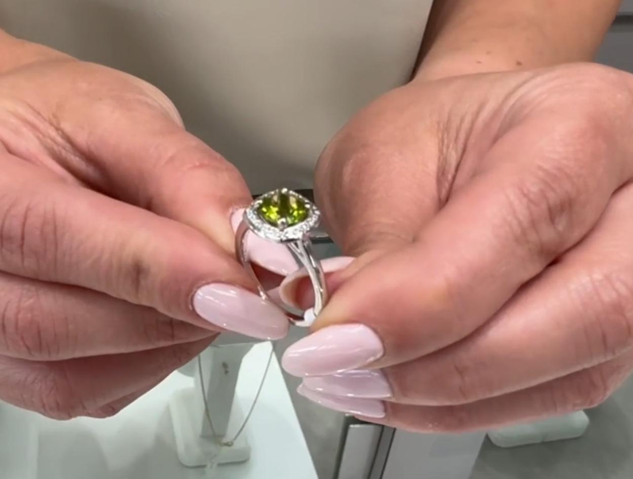 Halo-Ring mit rundem Peridot und Diamant in minimalistischer 14-karätiger Weißgoldfassung im Angebot 3